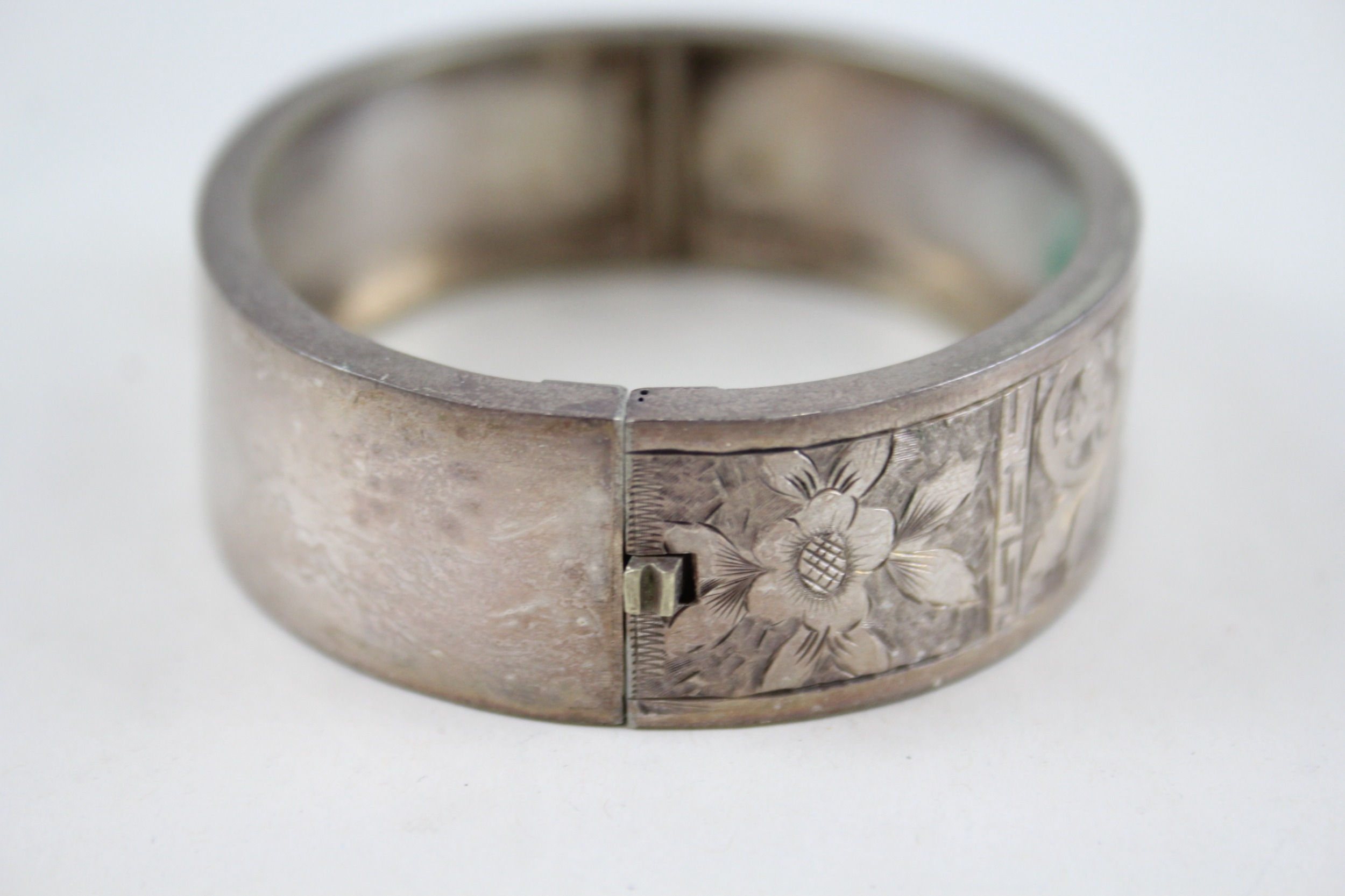Silver antique bangle with etched design (24g) - Image 4 of 4