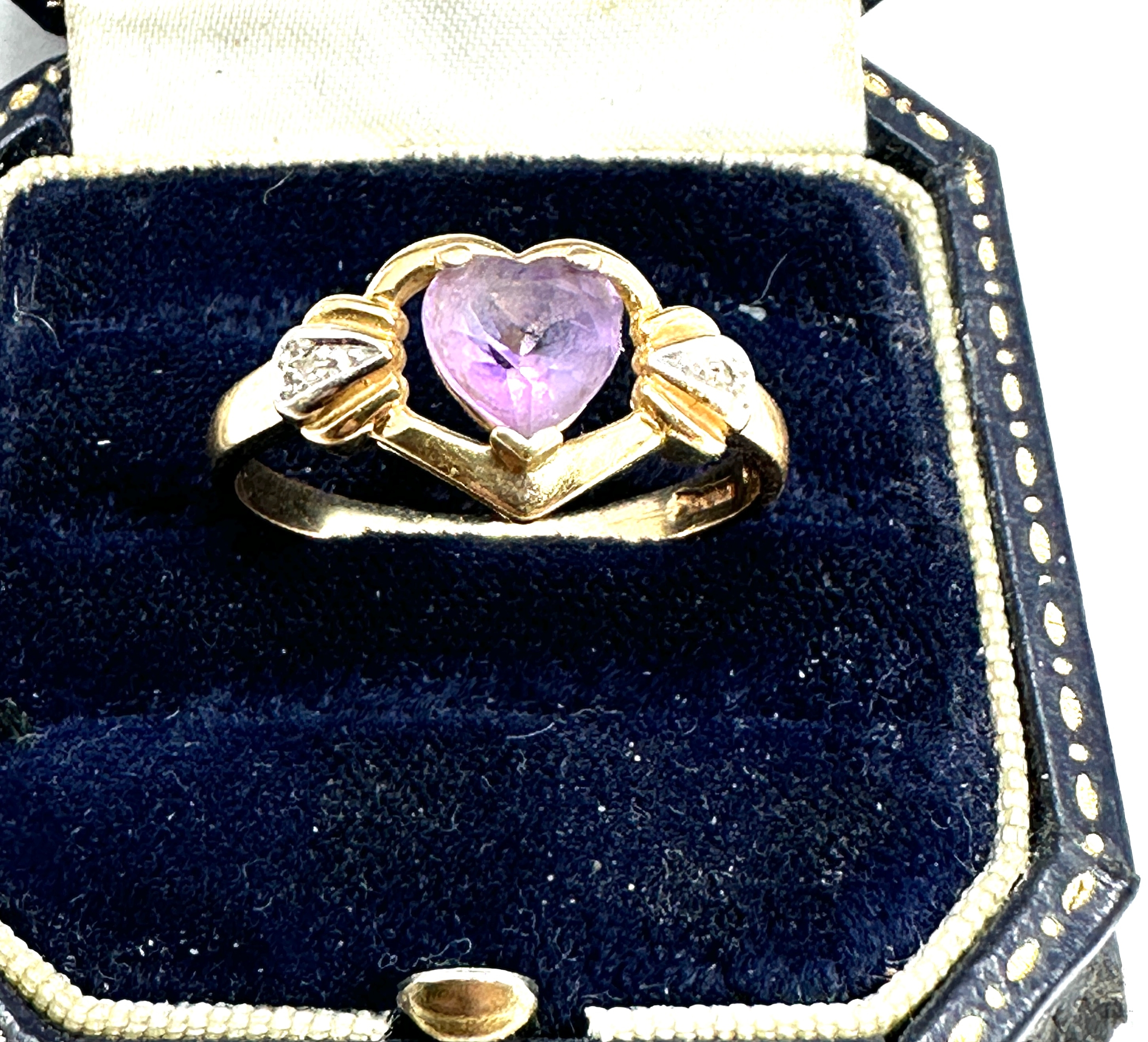 14ct gold diamond & amethyst heart ring weight 3.3g