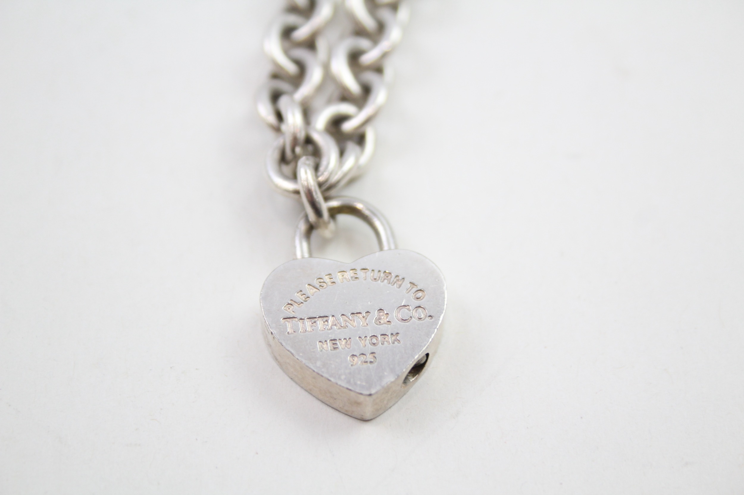 Silver bracelet with heart tag by designer Tiffany & Co (35g) - Image 6 of 7