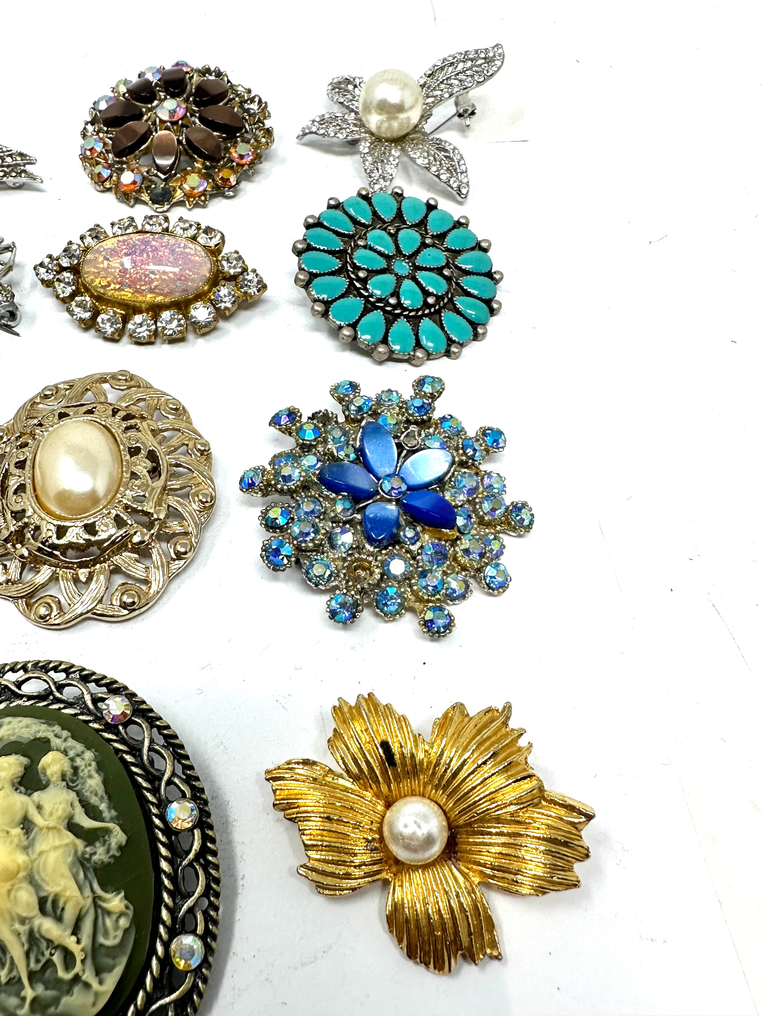 selection of vintage costume jewellery brooches - Image 6 of 6