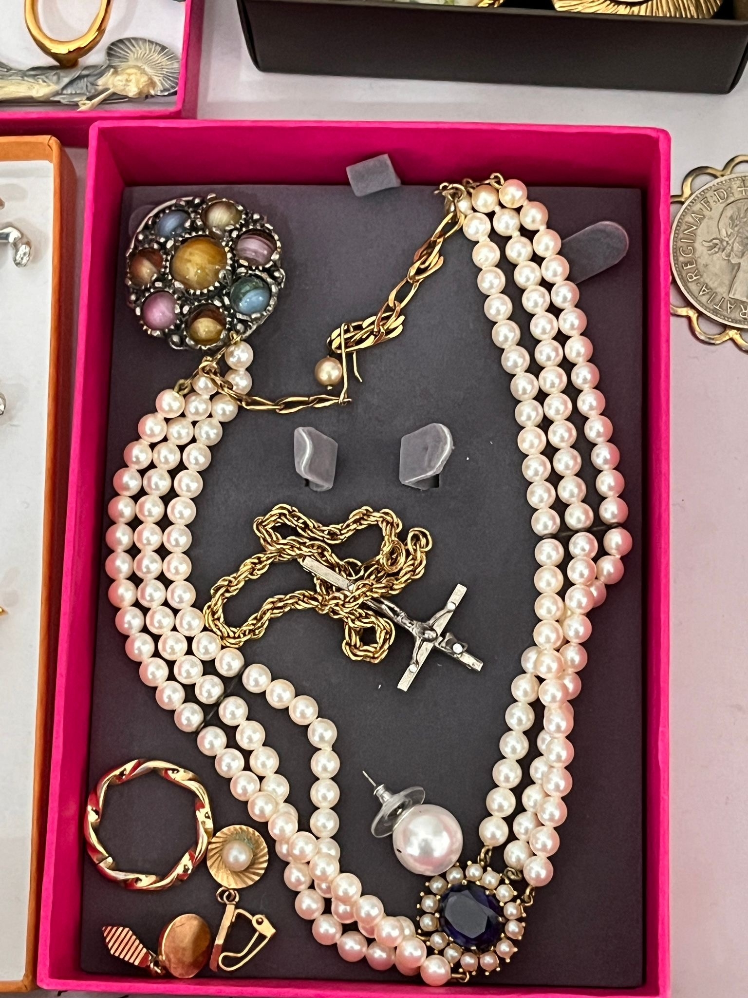 Tray of vintage costume jewellery - Image 4 of 7