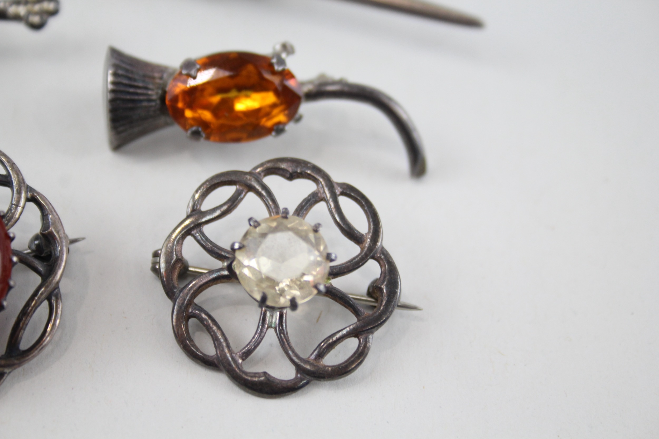 Five silver Scottish/Celtic brooches including Carnelian (37g) - Image 5 of 6