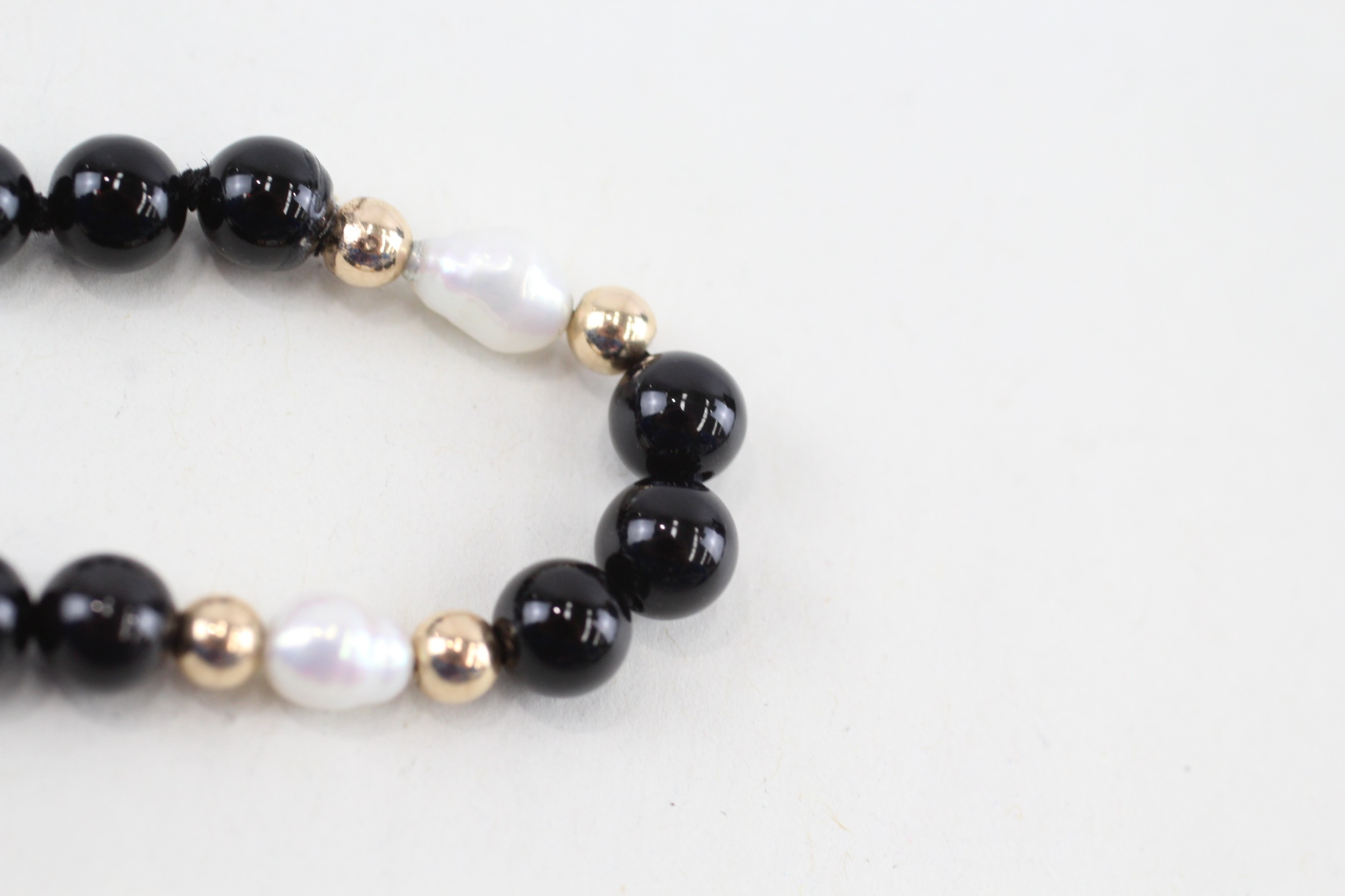 9ct gold pearl & black gemstone bracelet (6.8g) - Image 5 of 5