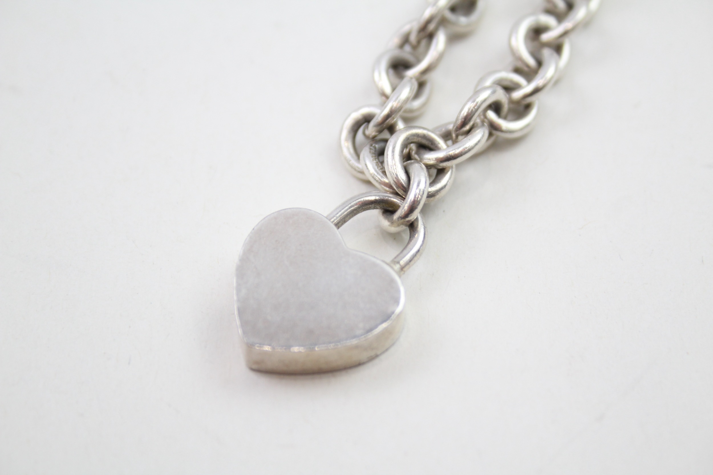 Silver bracelet with heart tag by designer Tiffany & Co (35g) - Image 7 of 7