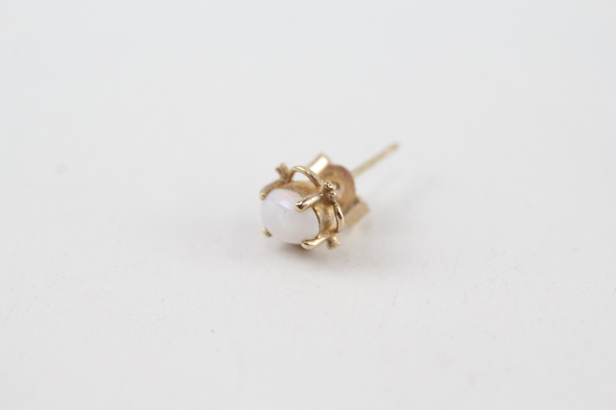 9ct gold white gemstone stud earrings (0.8g) - Image 3 of 4