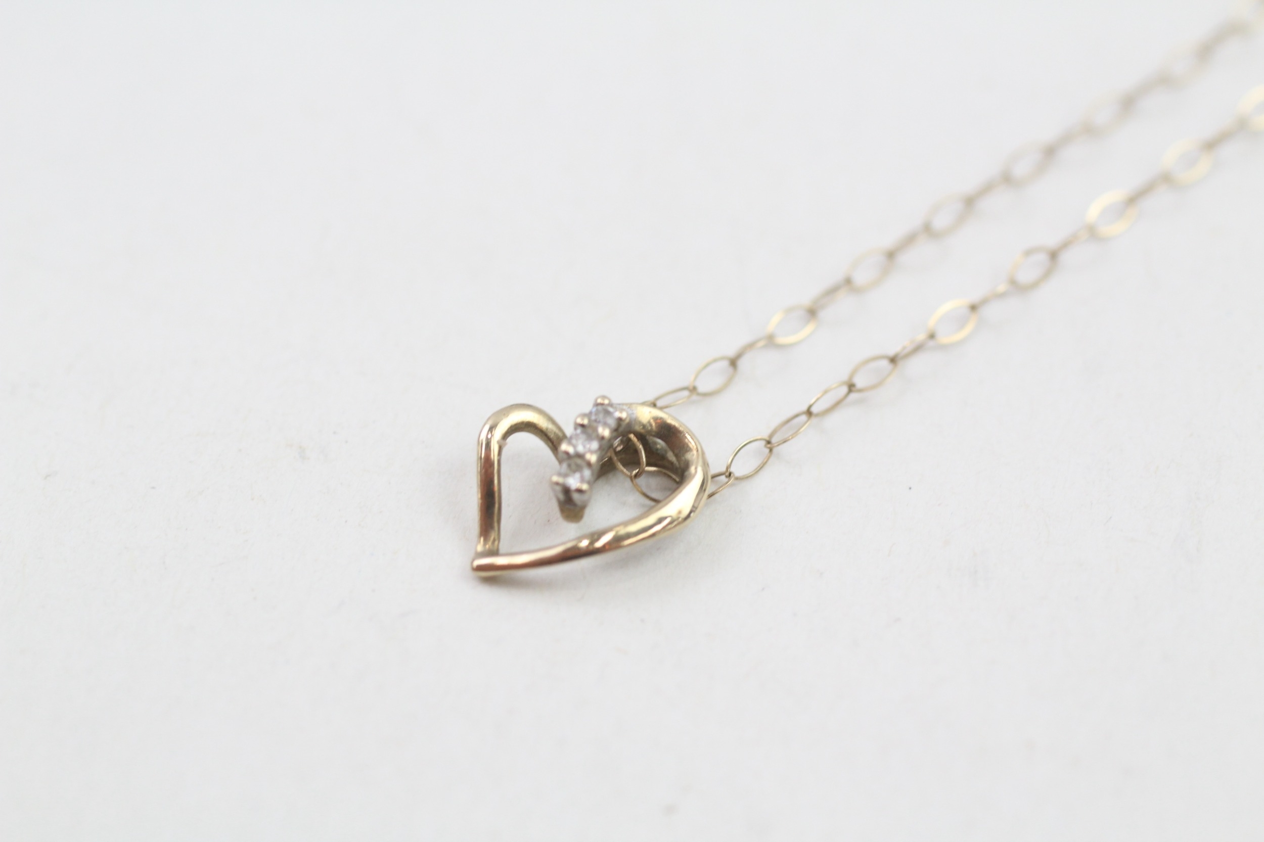 9ct gold cubic zirconia heart shaped pendant necklace (0.6g) - Image 2 of 4