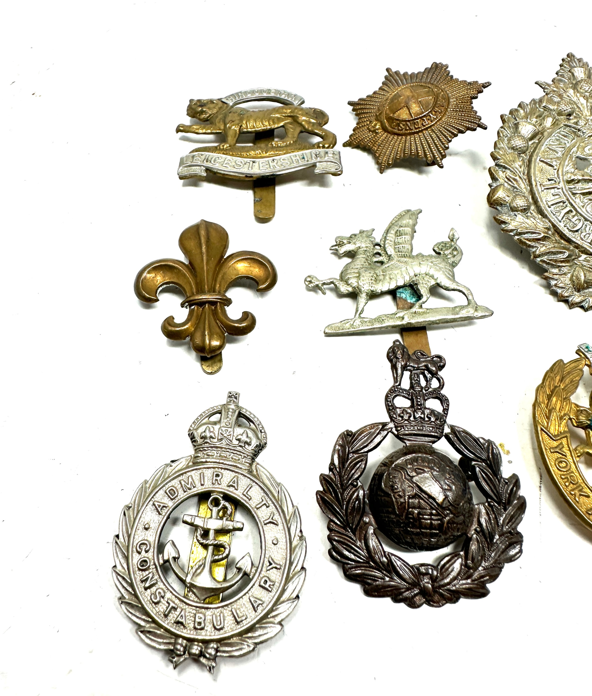 Military Cap Badges x 10 inc. Scottish The Buffs York And Lancashire Etc - Bild 2 aus 3