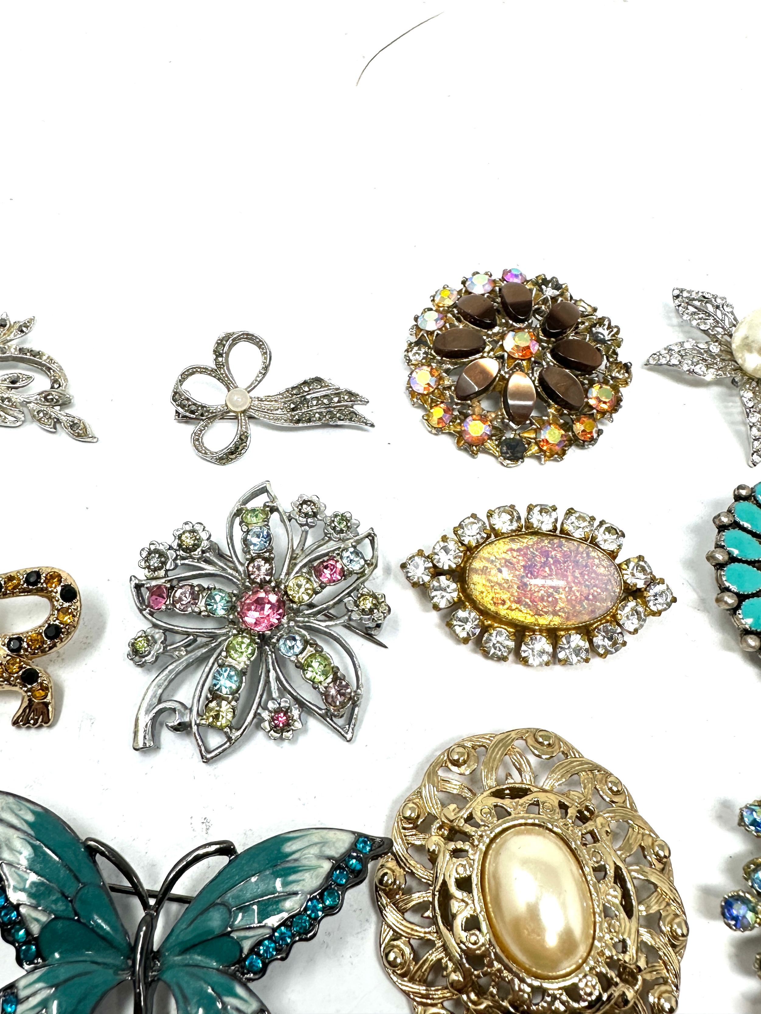 selection of vintage costume jewellery brooches - Image 5 of 6
