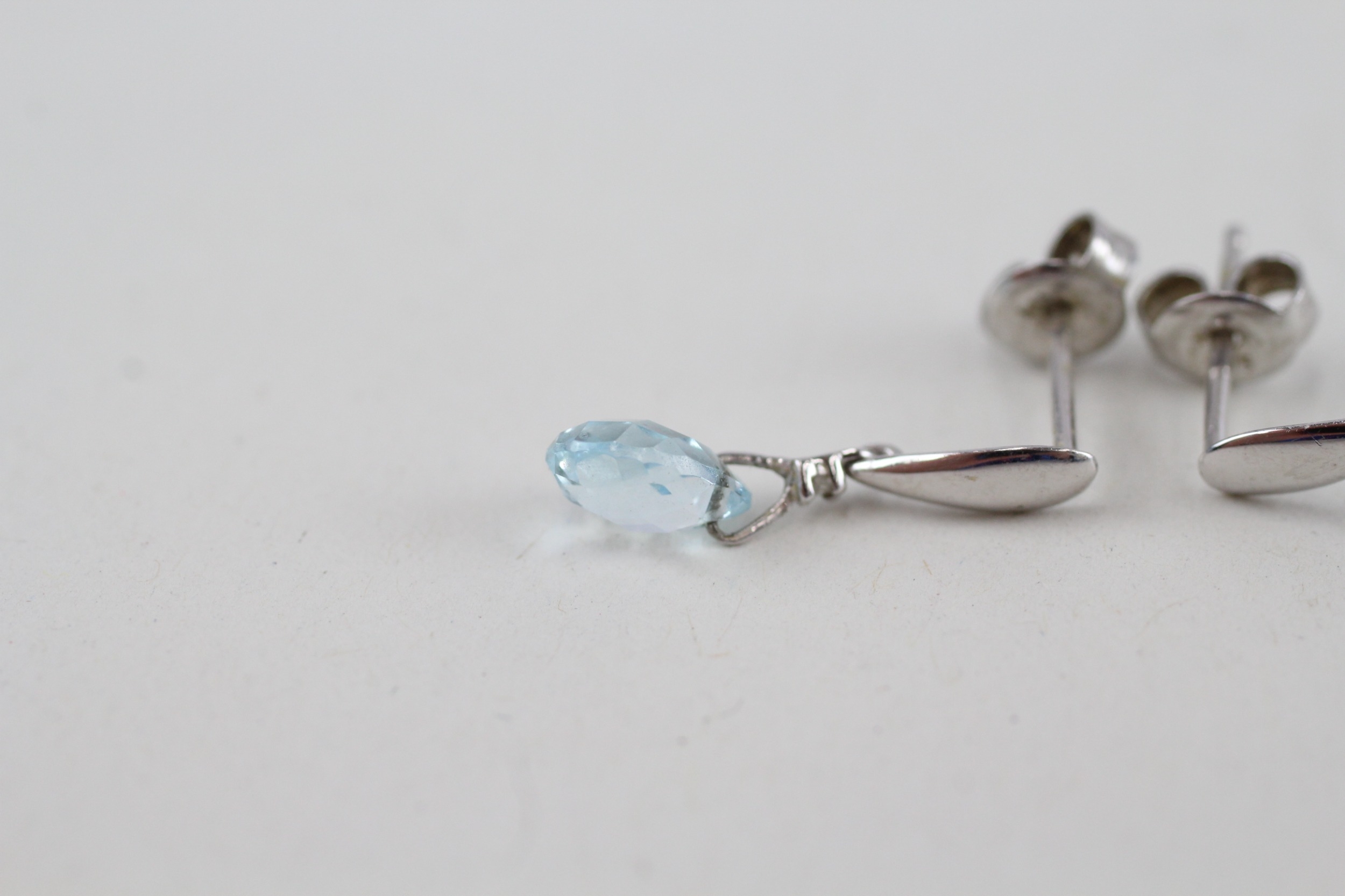 9ct gold blue gemstone drop earrings (1.1g) - Image 2 of 4