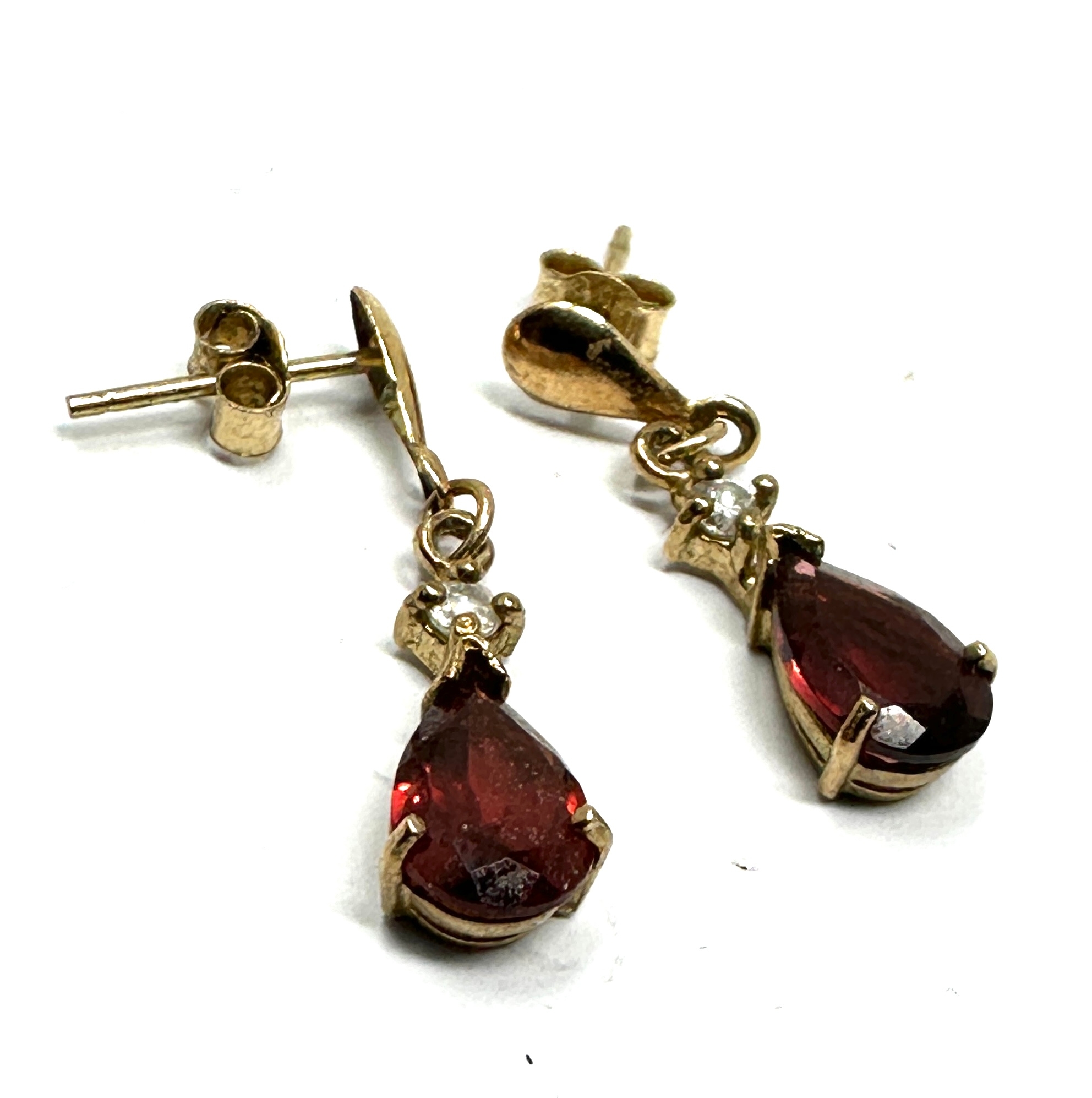 9ct gold garnet earrings weight 1.2g