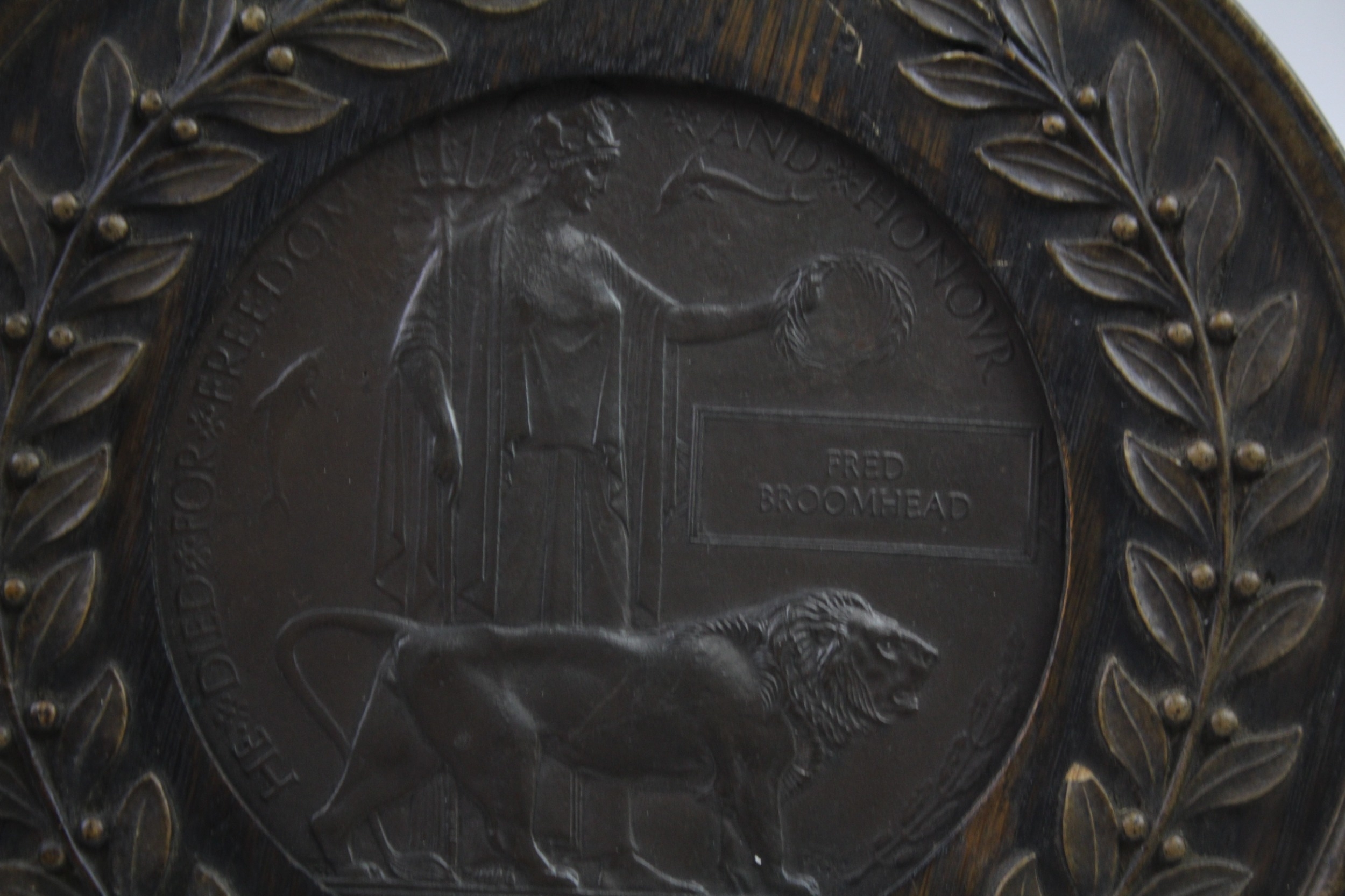 WW1 Death Plaque Mounted in Wooden Frame, Named Fred Broomhead - Image 3 of 7