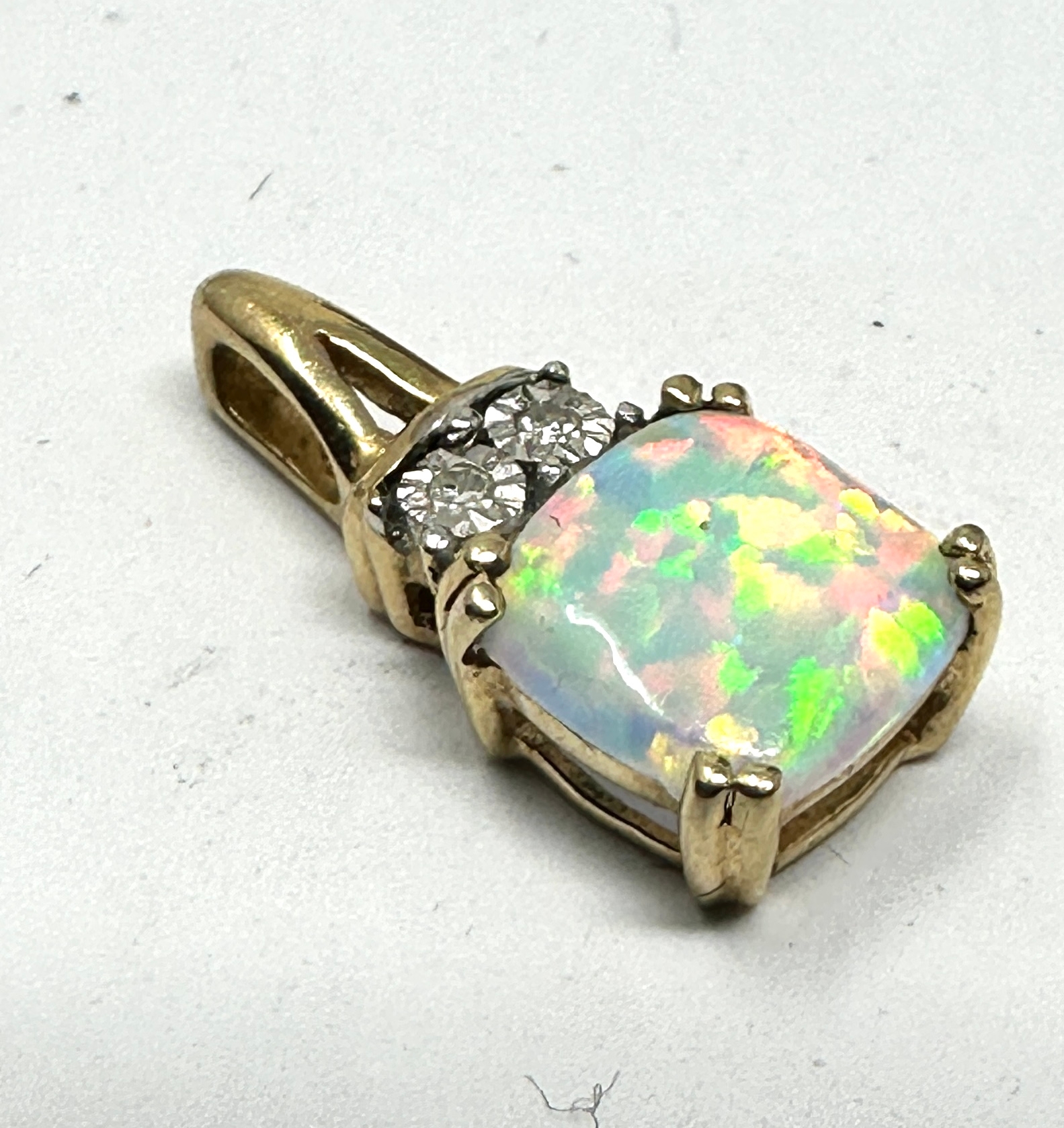 10ct gold opal & diamond pendant weight 1g