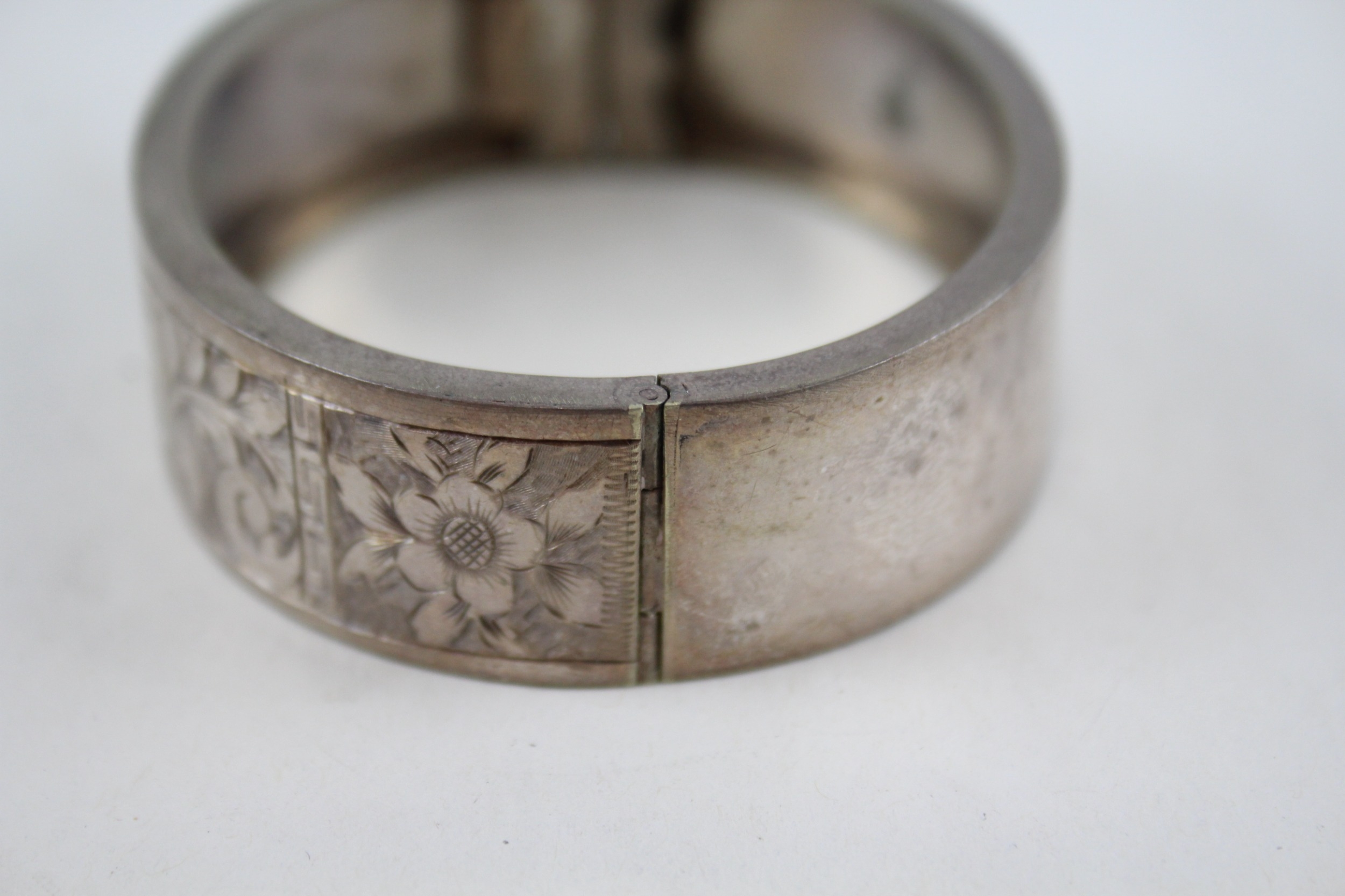 Silver antique bangle with etched design (24g) - Image 3 of 4
