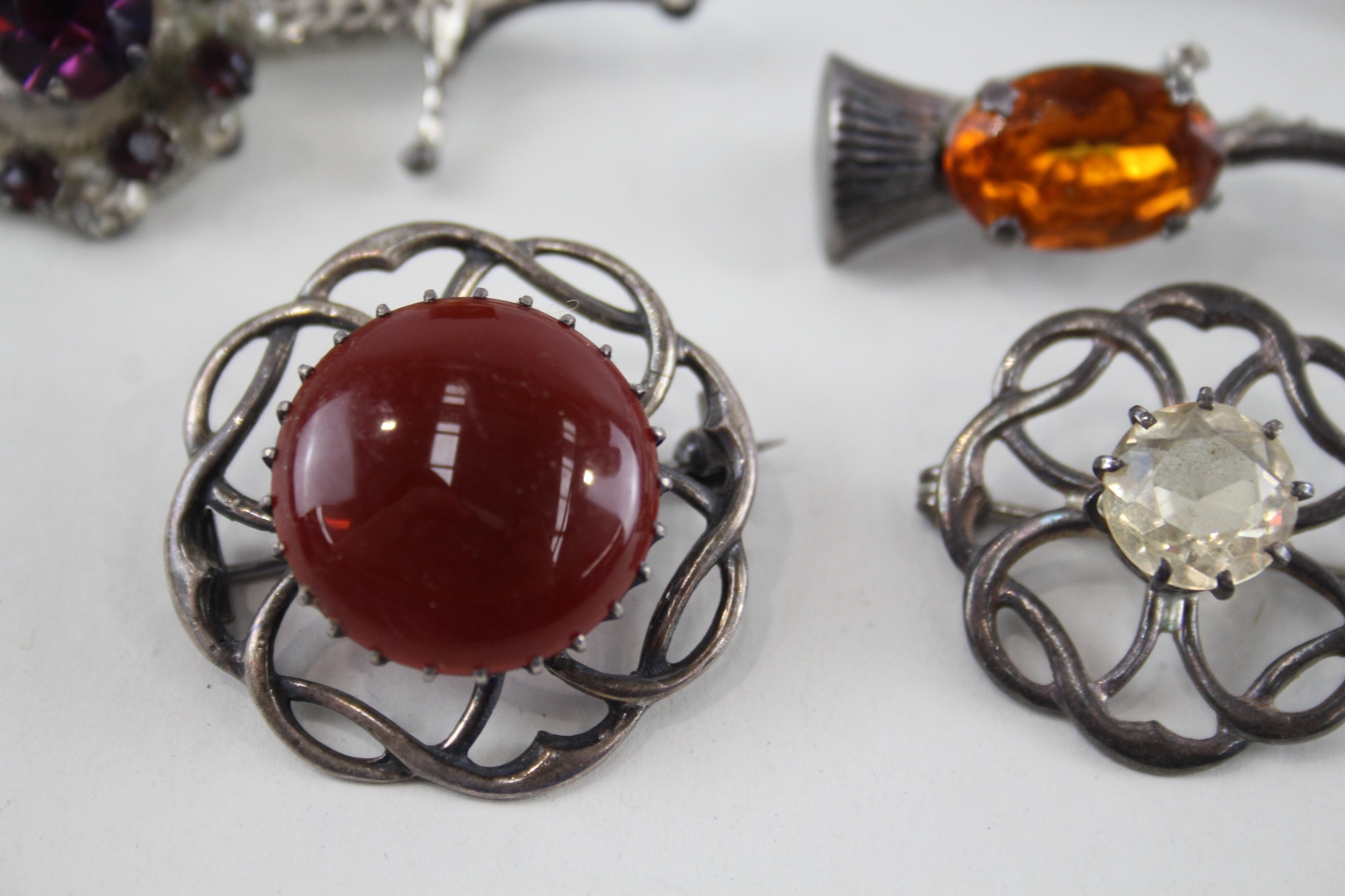 Five silver Scottish/Celtic brooches including Carnelian (37g) - Image 4 of 6