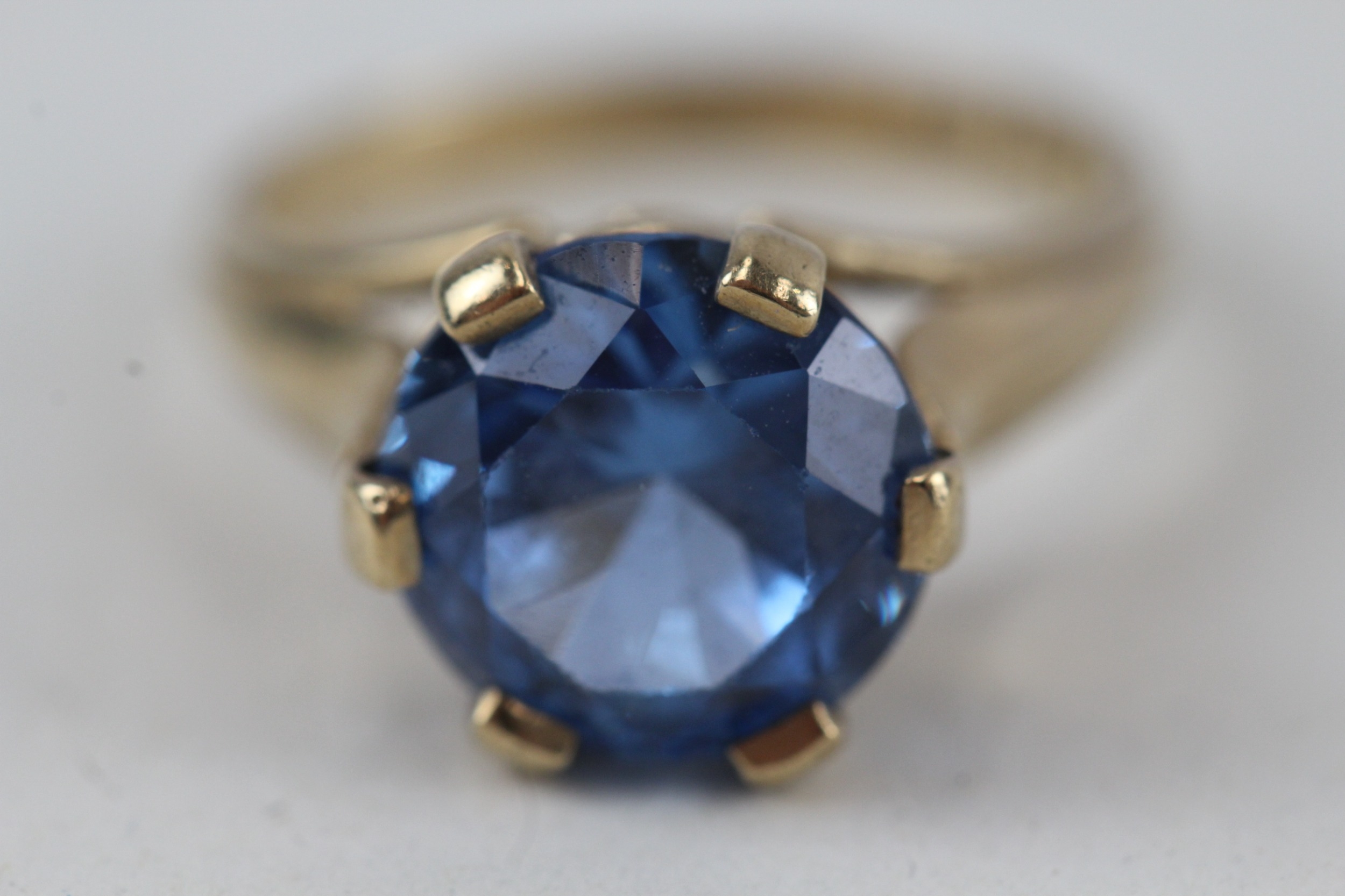9ct gold blue gemstone dress ring, claw set (3.3g) - Image 2 of 4