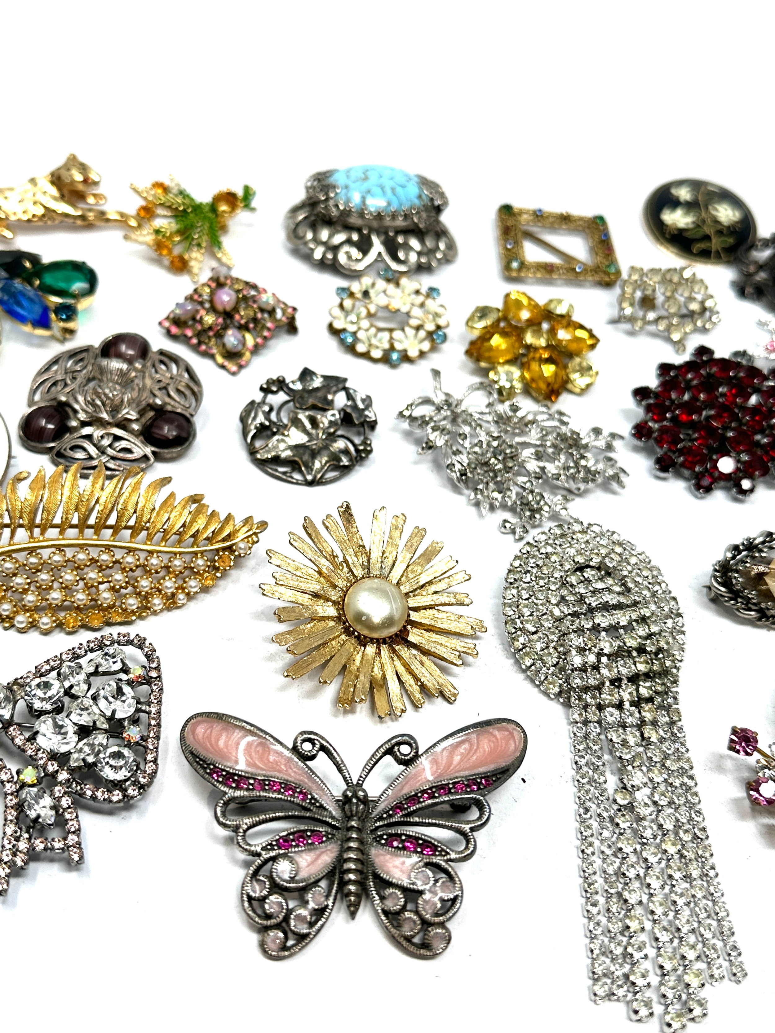 selection of vintage costume jewellery brooches - Image 3 of 4