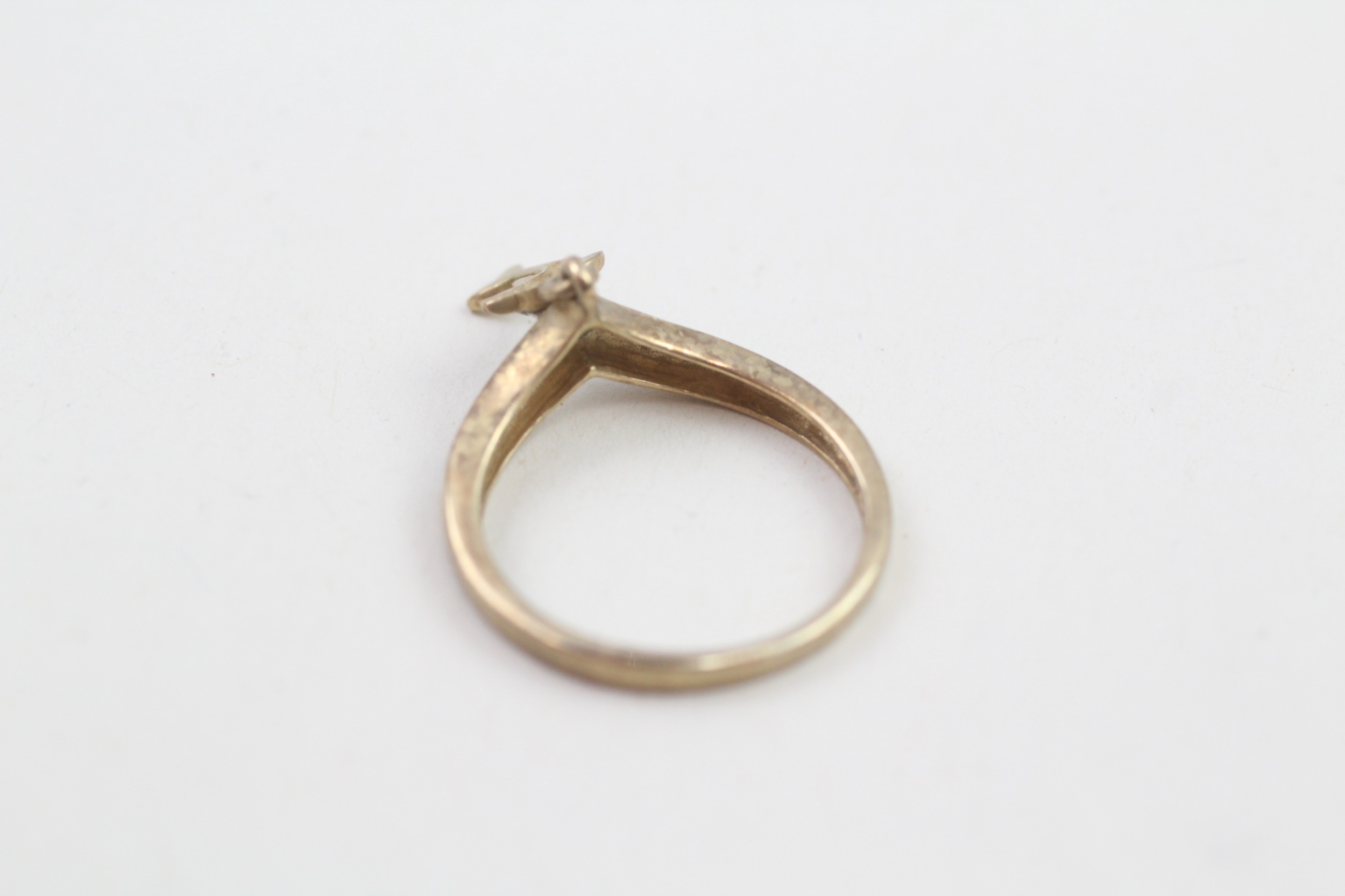 9ct gold dolphin diamond wishbone ring (1.6g) - Image 3 of 4