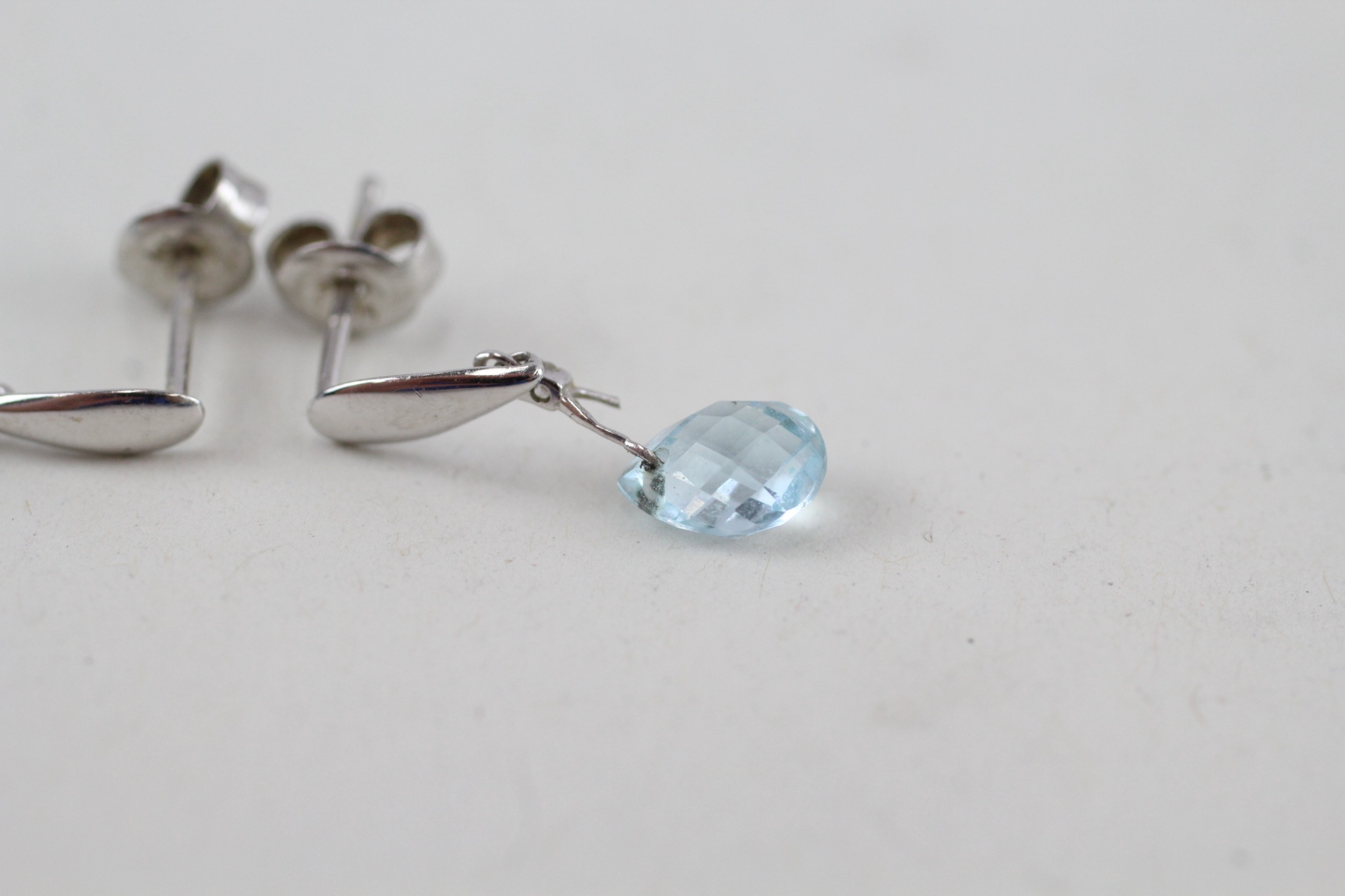 9ct gold blue gemstone drop earrings (1.1g) - Image 3 of 4