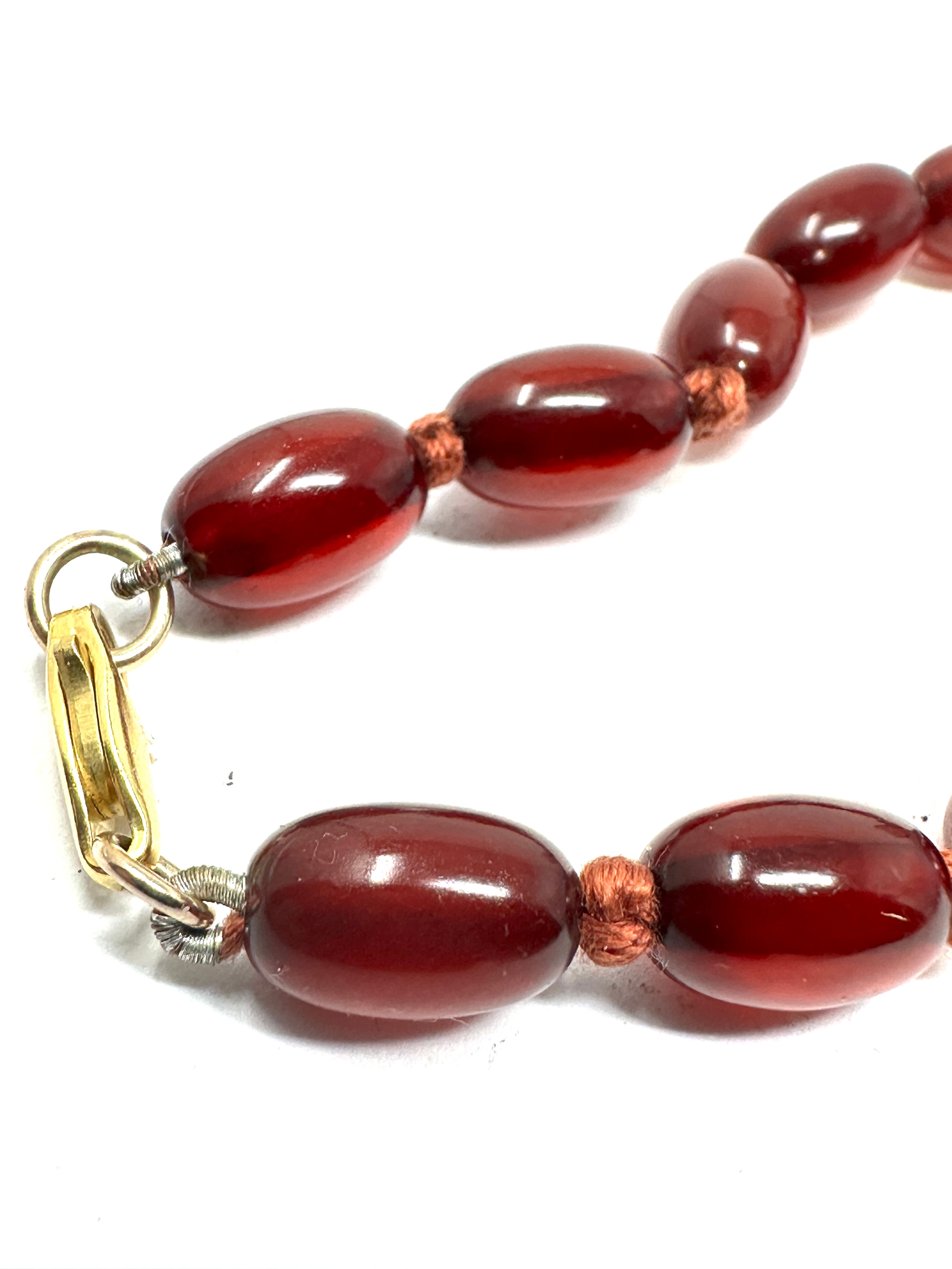 9ct gold clasp cherry amber / bakelite bead bracelet weight approx 7g internal streaking to beads - Image 2 of 4