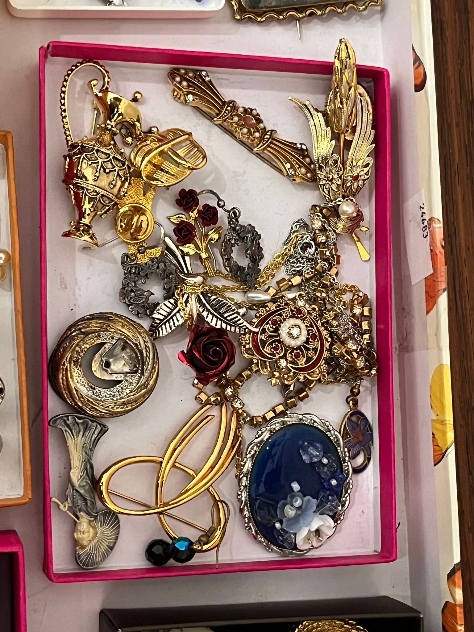 Tray of vintage costume jewellery - Image 2 of 7