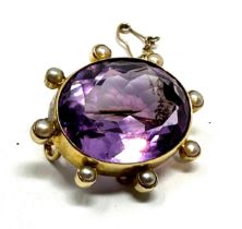 Fine gold amethyst & seed pearl brooch measures approx 2.8cm by 2.3cm weight 8.1g not hallmarked