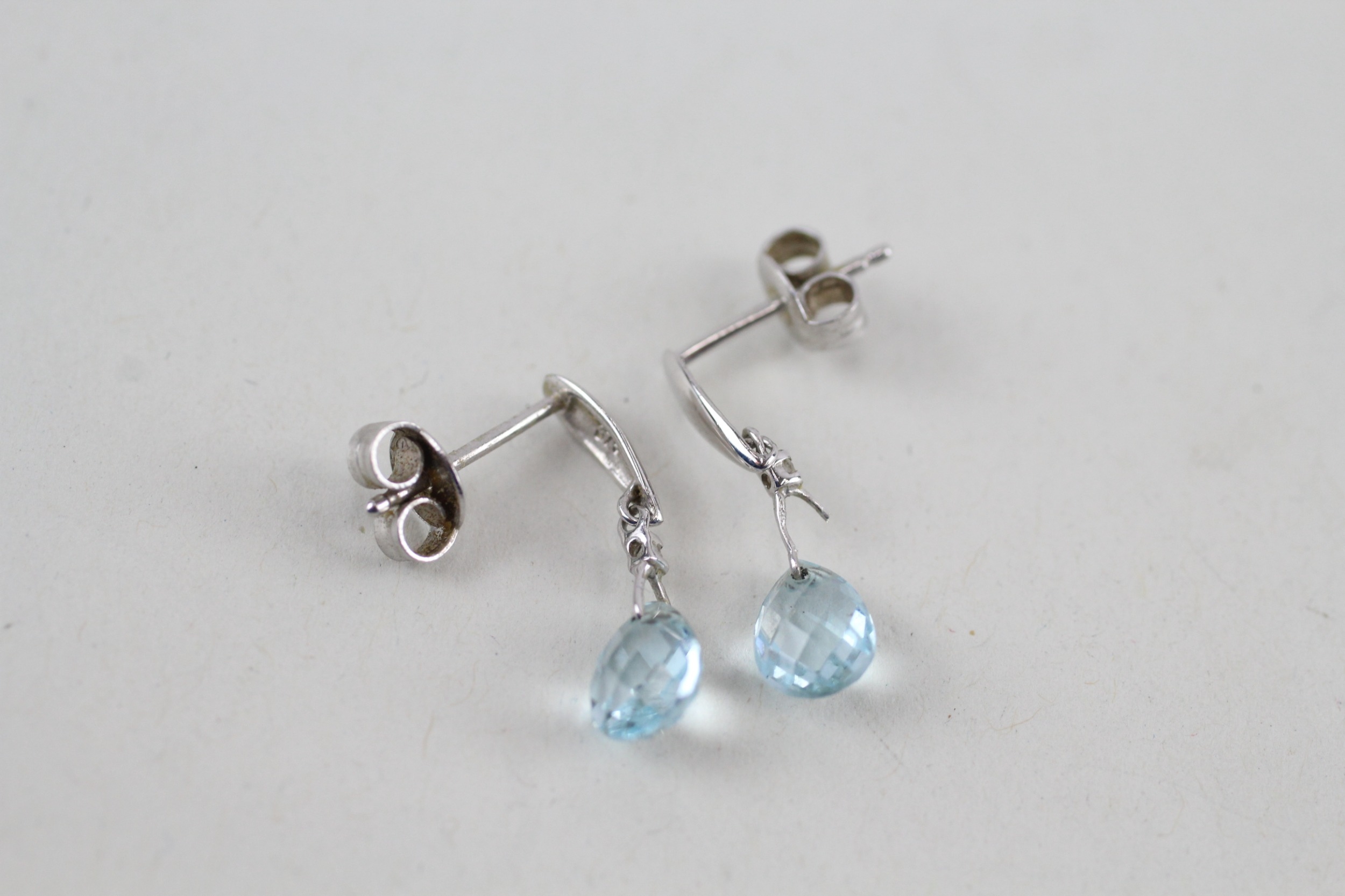 9ct gold blue gemstone drop earrings (1.1g) - Image 4 of 4