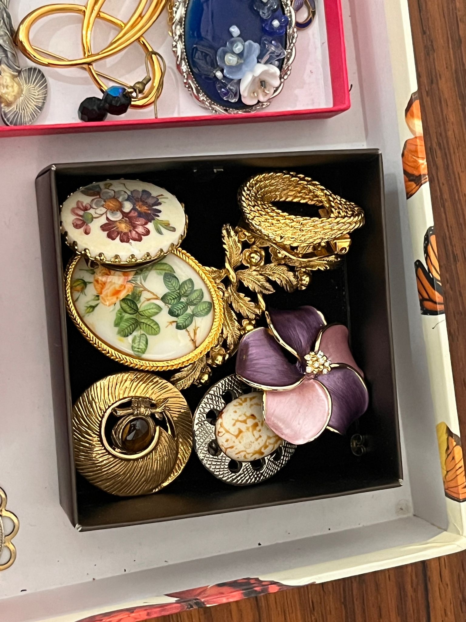 Tray of vintage costume jewellery - Image 5 of 7