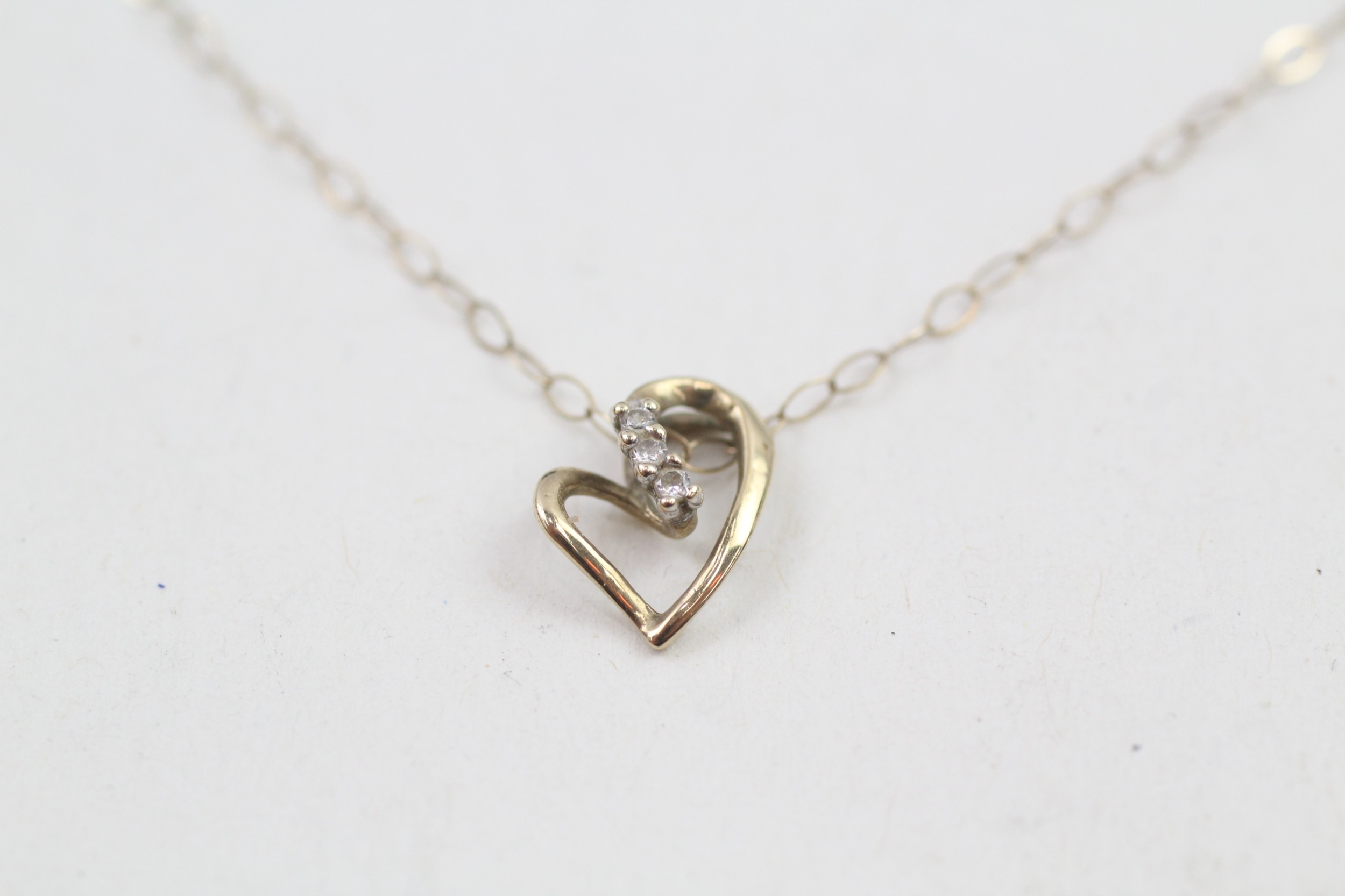 9ct gold cubic zirconia heart shaped pendant necklace (0.6g)