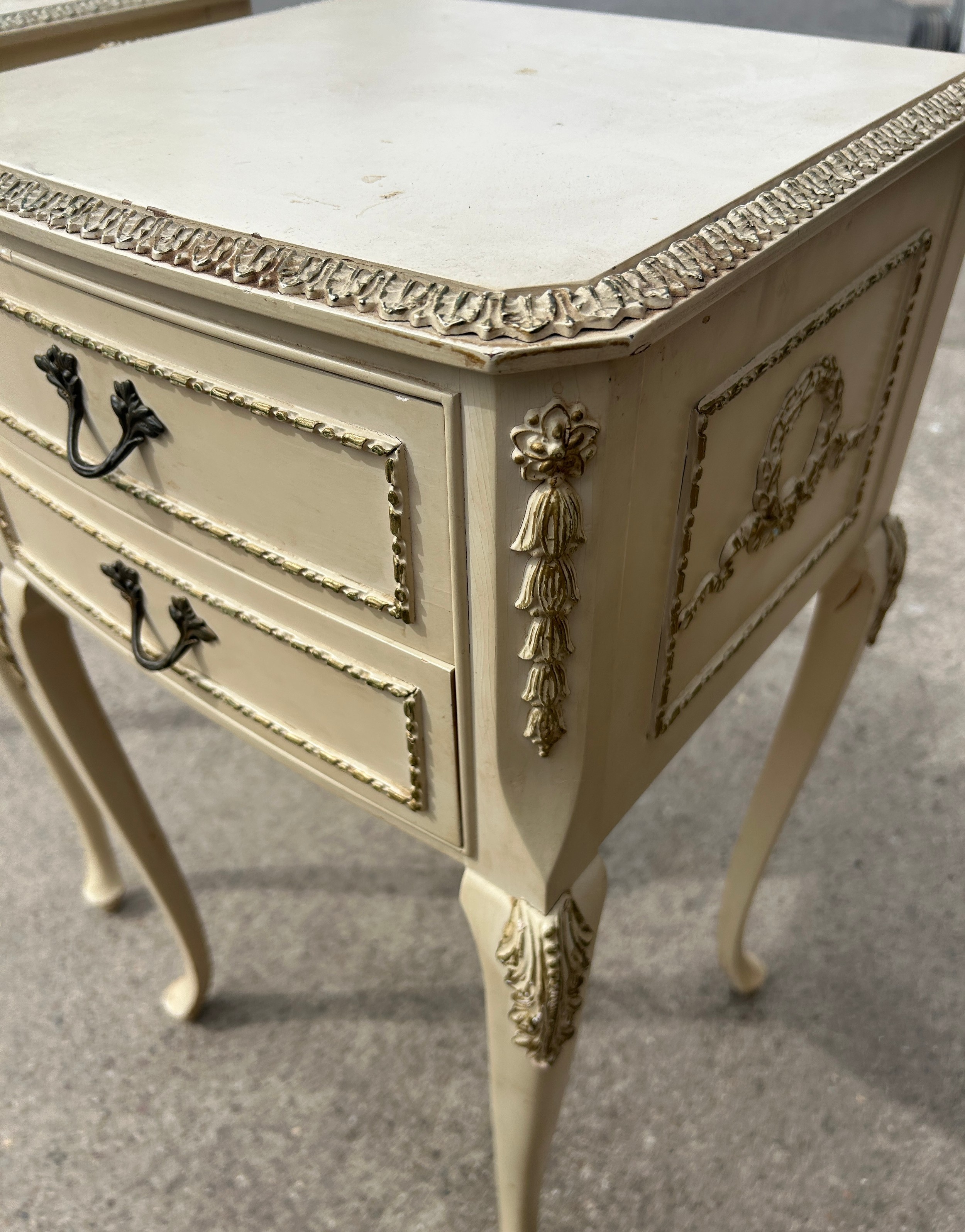 Pair of Queen Anne cream and gilt bed side table measures approx 27 inches tall, 14.5 wide and 13 - Image 3 of 3