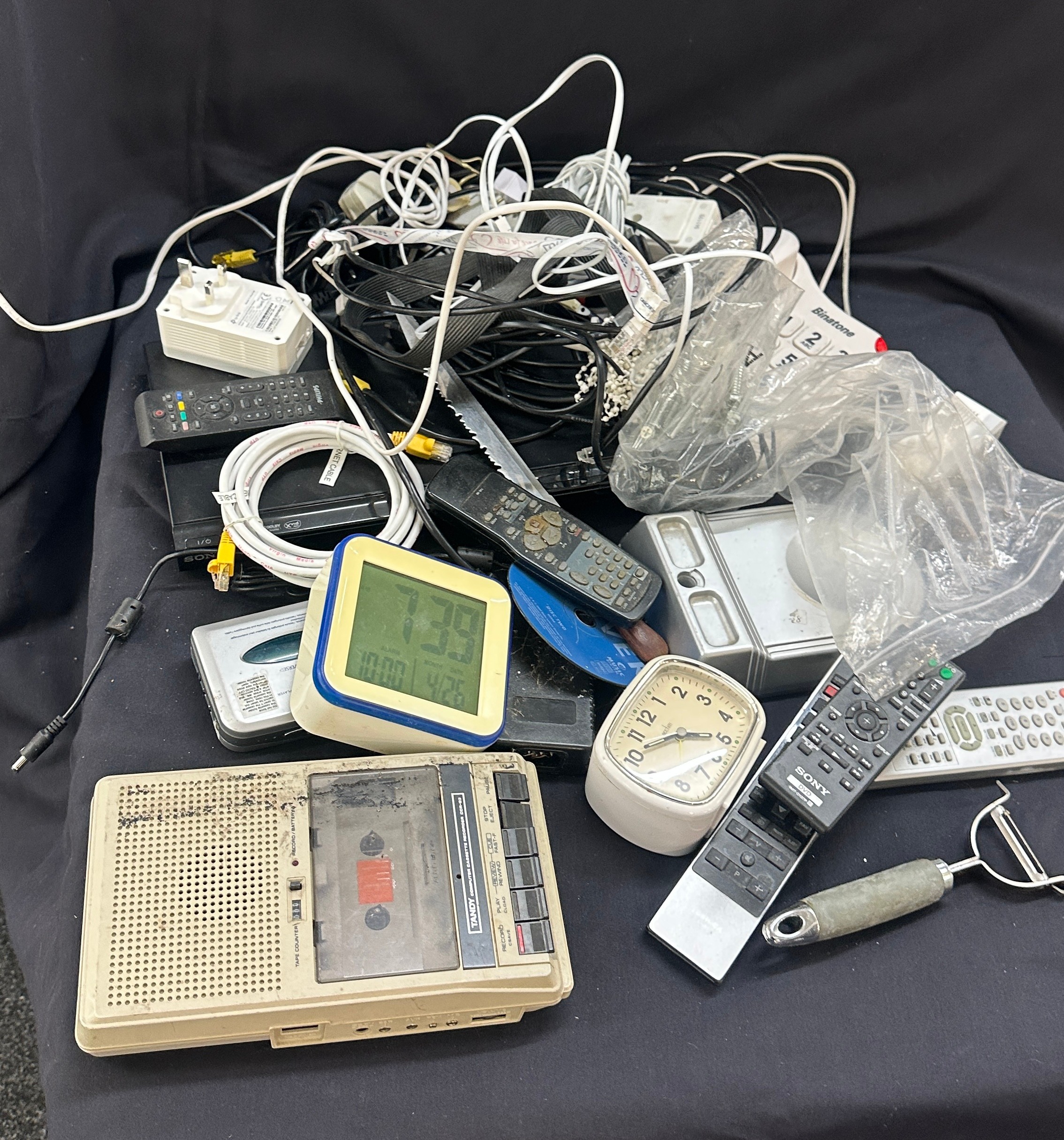 Selection of electrical items to include alarm clocks, phones etc - Bild 3 aus 3