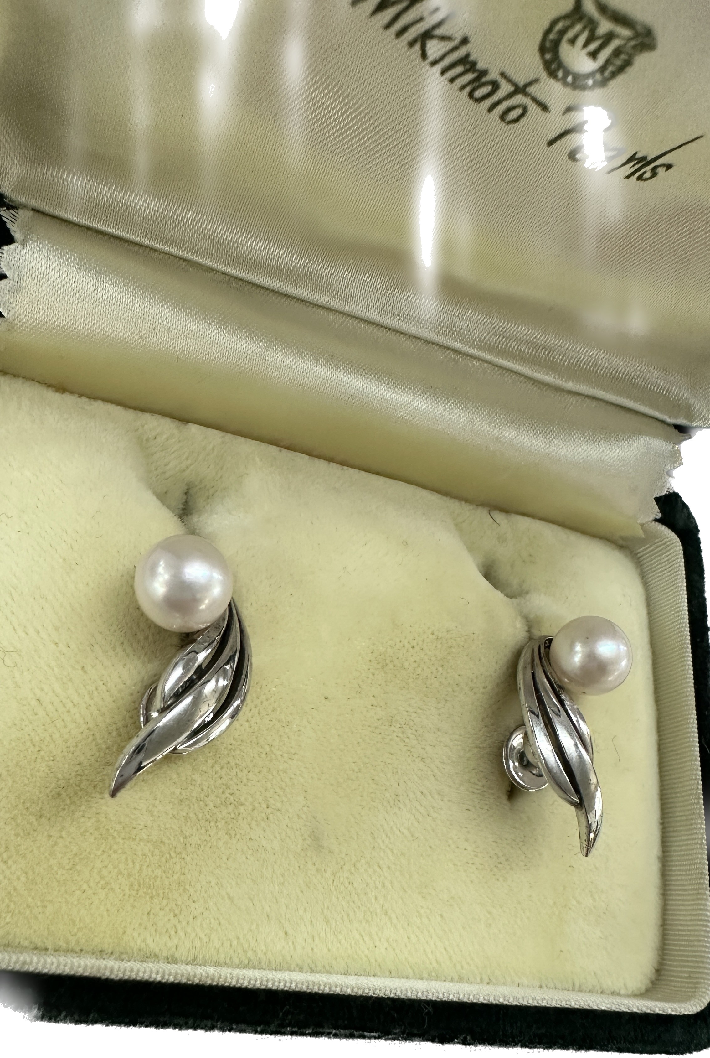 Vintage sterling silver Mikimoto pearl earrings in original box - Image 2 of 3
