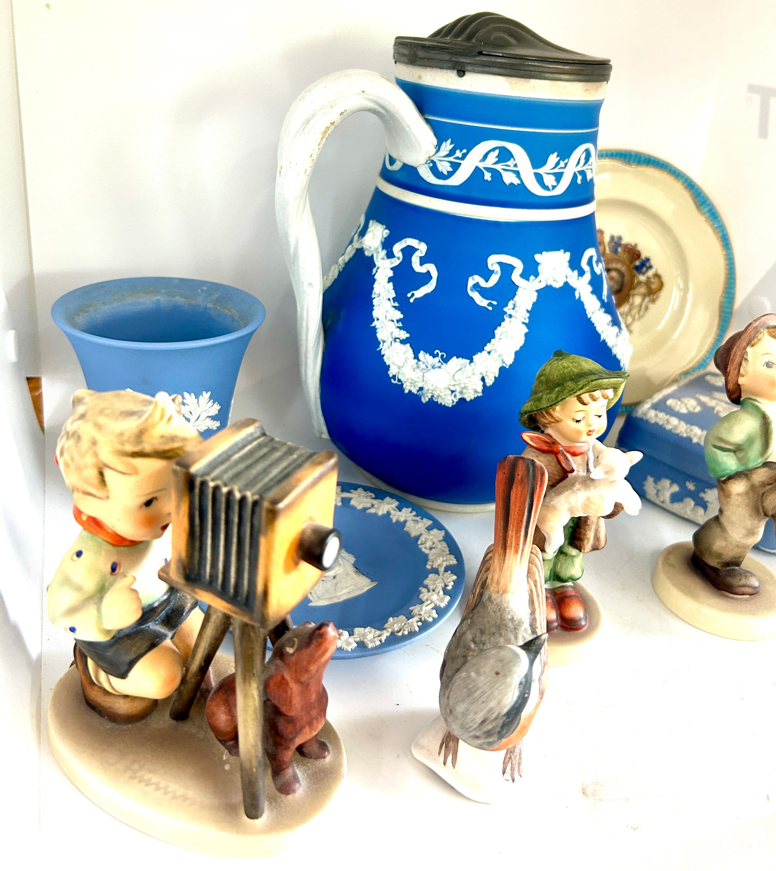 Selection Jasperware, goebel figures and a lidded vintage blue and white water jug - Bild 2 aus 4