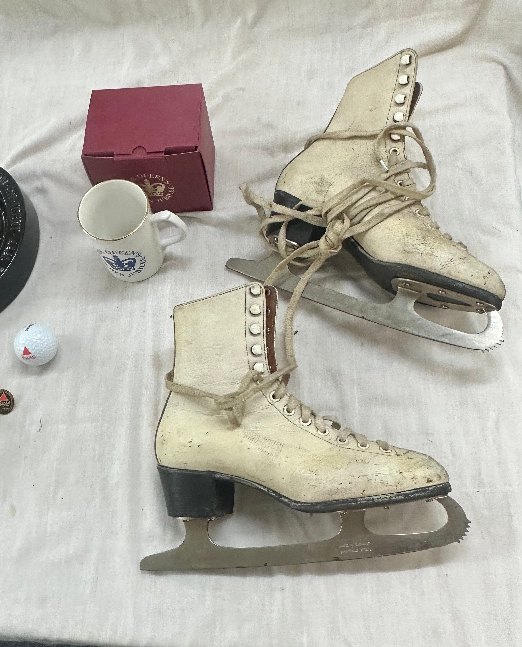 Selection of vintage collectable items to include advertising ash trays, ice skating boots etc - Bild 2 aus 4
