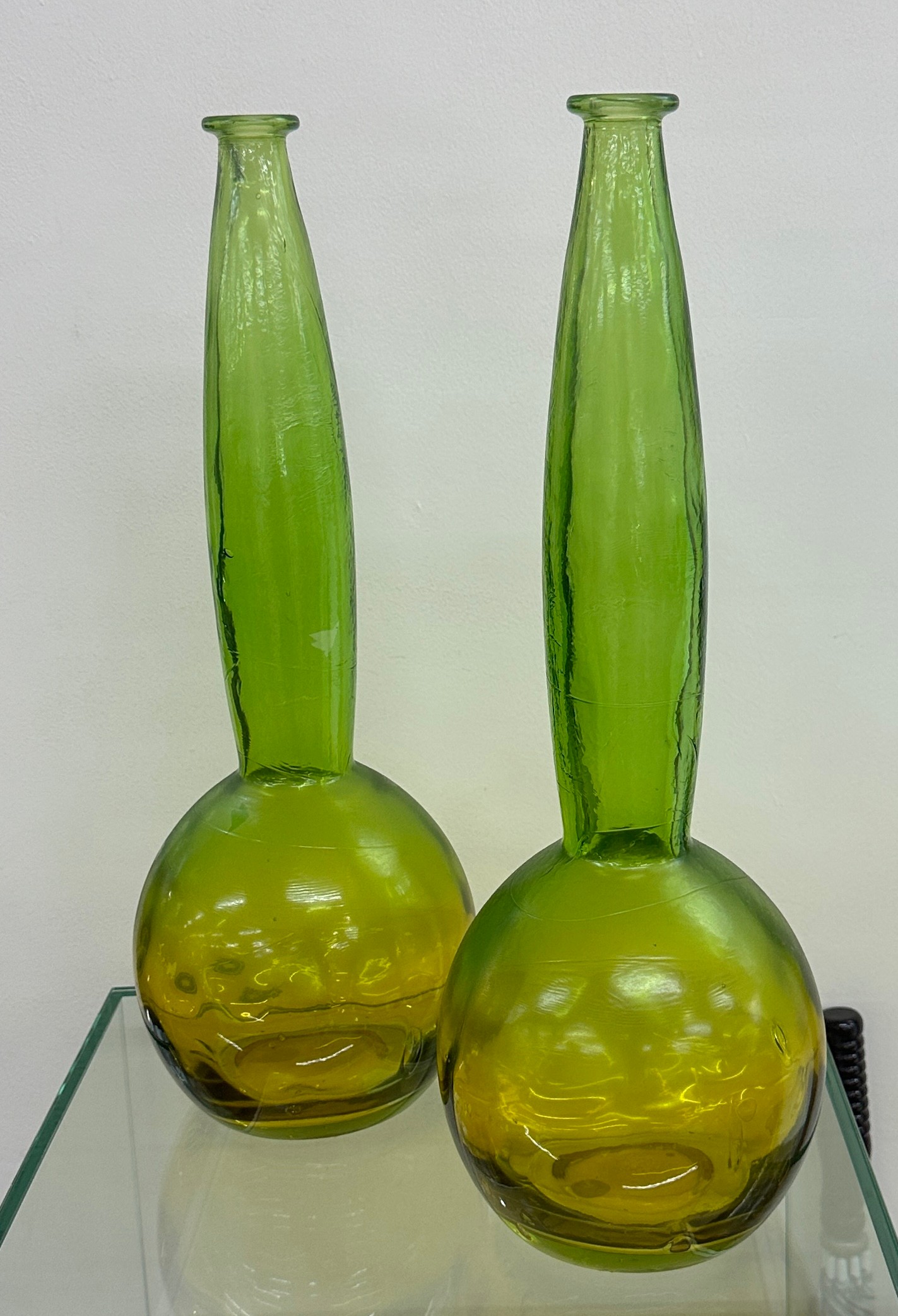 Pair decorative green and yellow glass vase's both in good overall condition, approximate height - Bild 2 aus 5