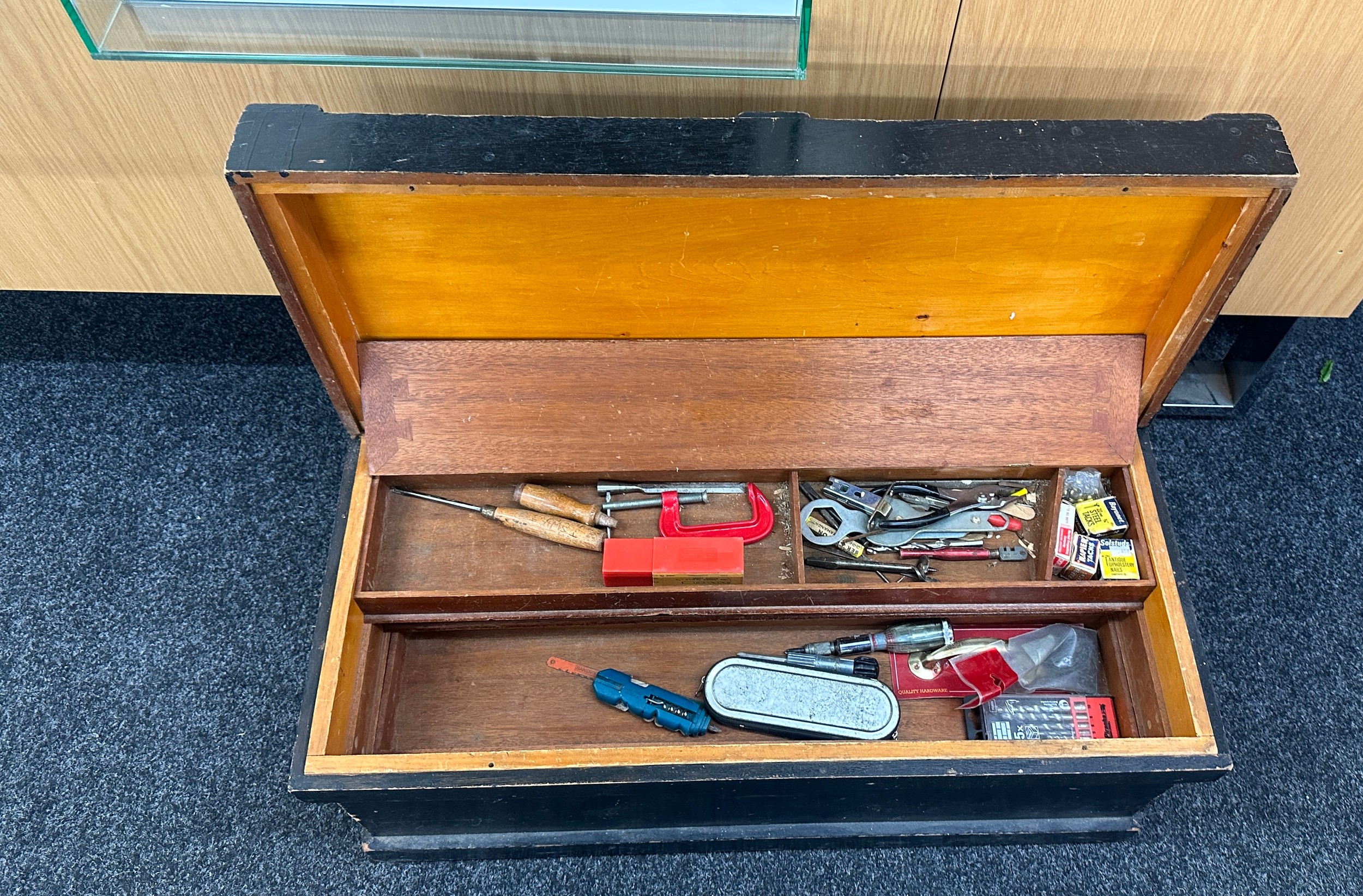 Vintage tool box with contents to include chisels, screw drivers, drill brace etc measures approx 33 - Bild 3 aus 3