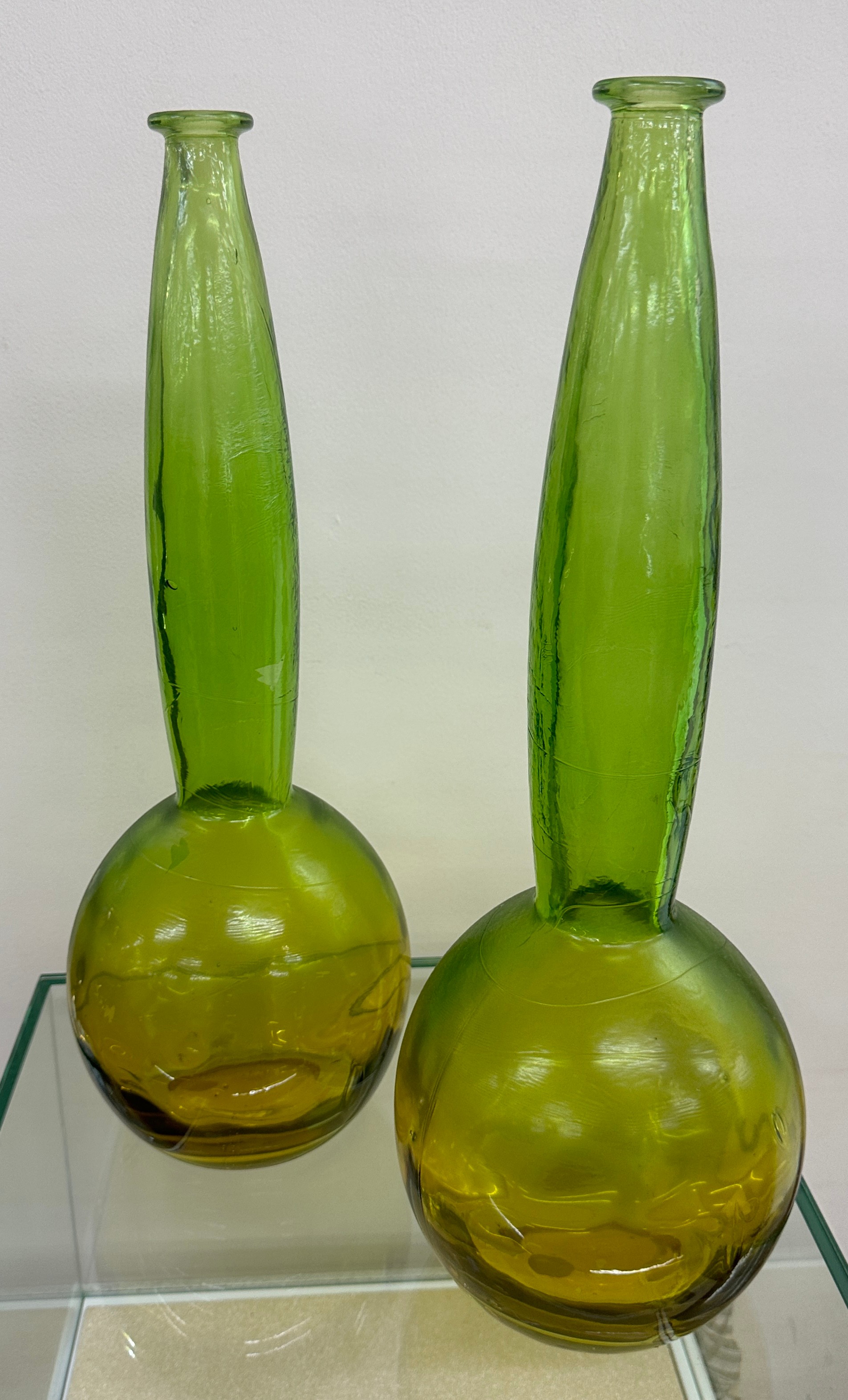 Pair decorative green and yellow glass vase's both in good overall condition, approximate height - Bild 4 aus 5