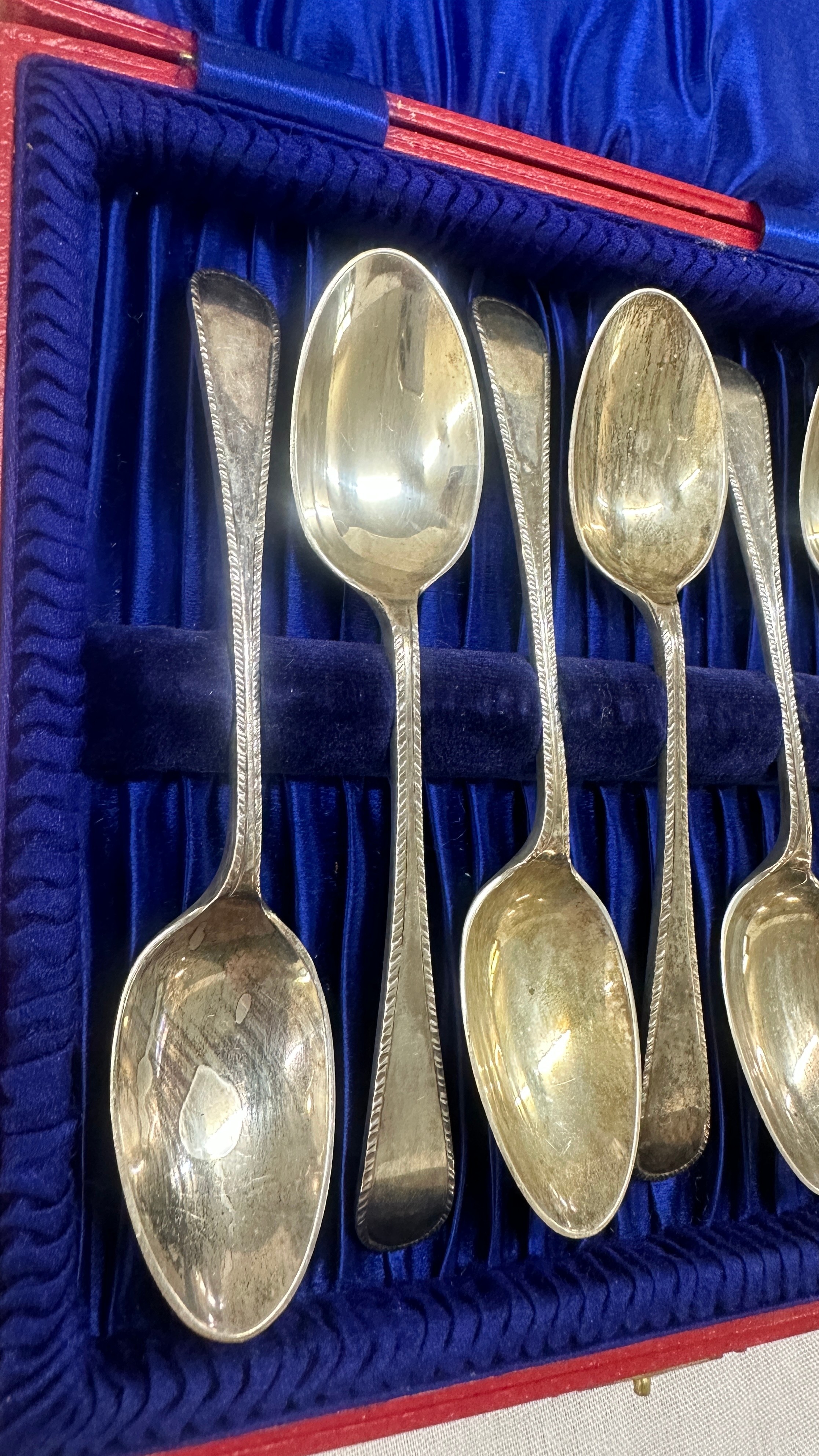 Cased set of silver tea spoons, Chester 1922 , Barker bros Birmingham + London 110grams in total - Image 3 of 5