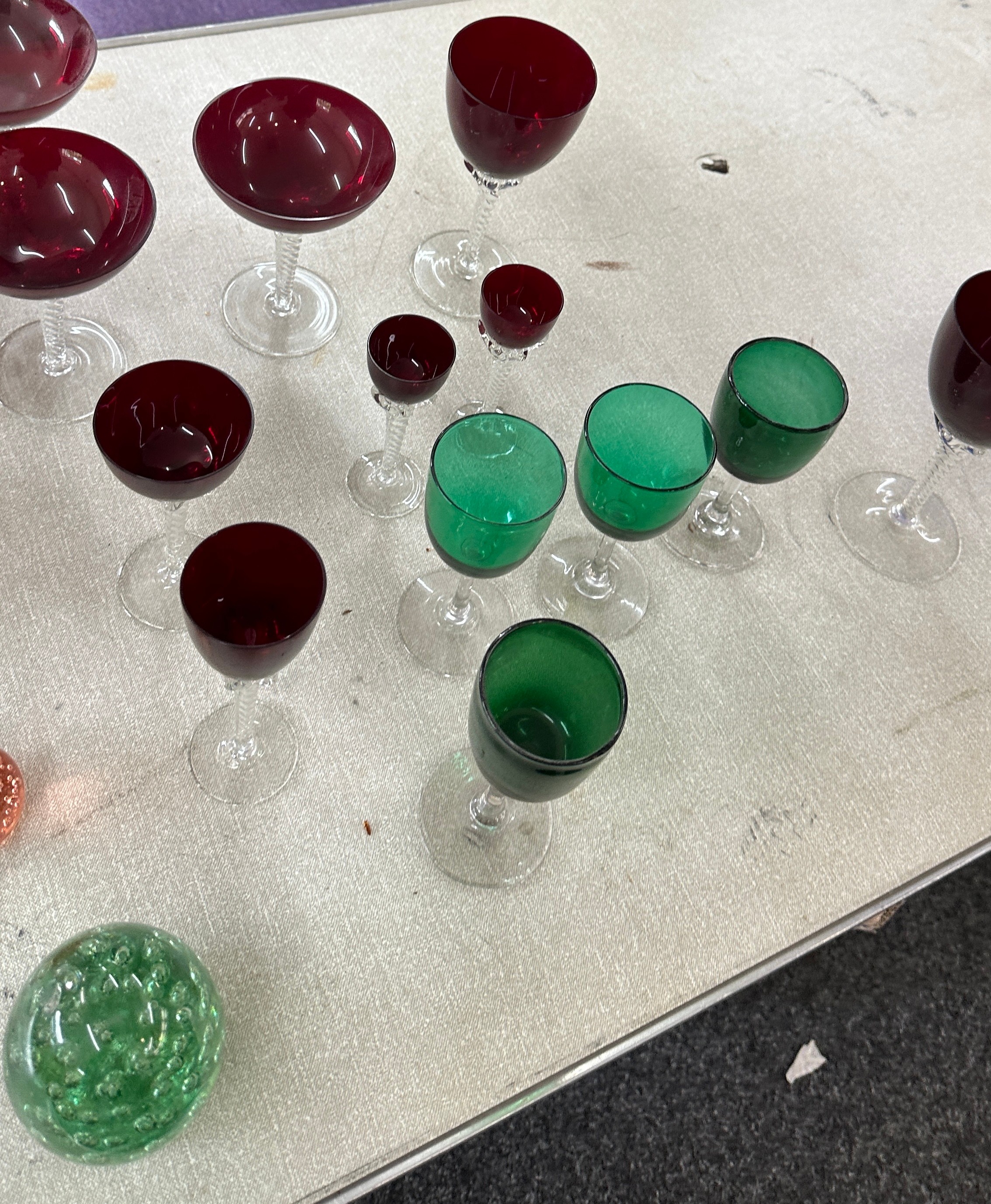 Selection of coloured glassware - Bild 3 aus 3