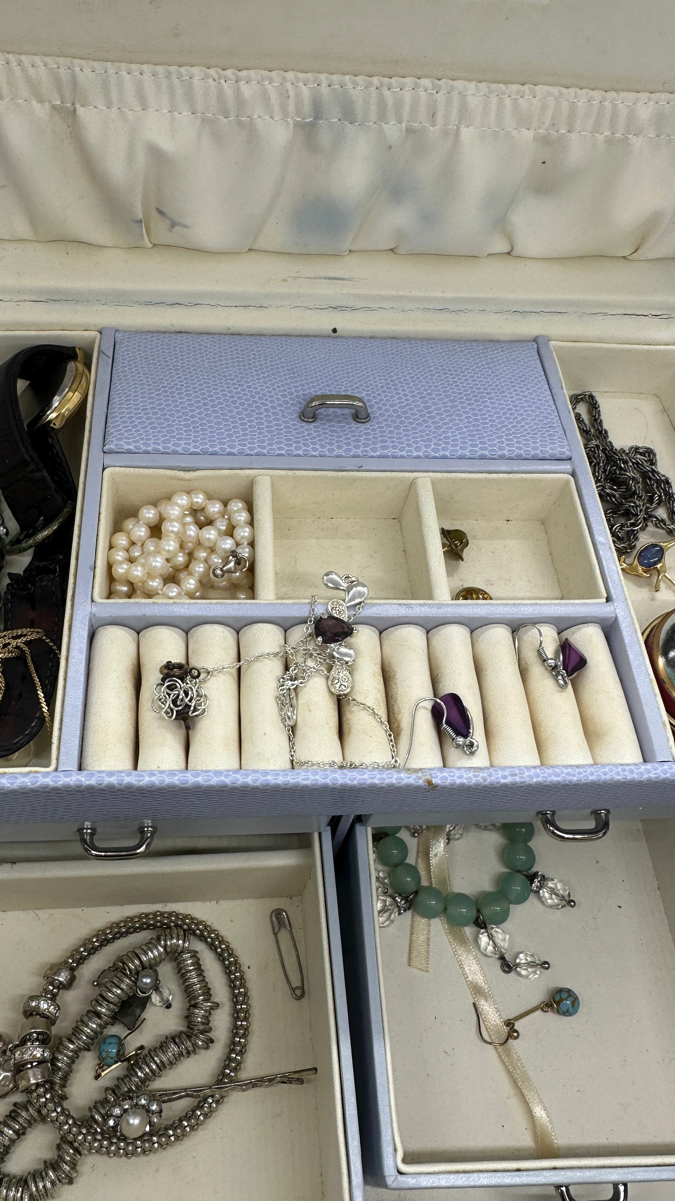 Jewellery box containing a selection of assorted costume jewellery to include watches, earrings etc - Image 3 of 7
