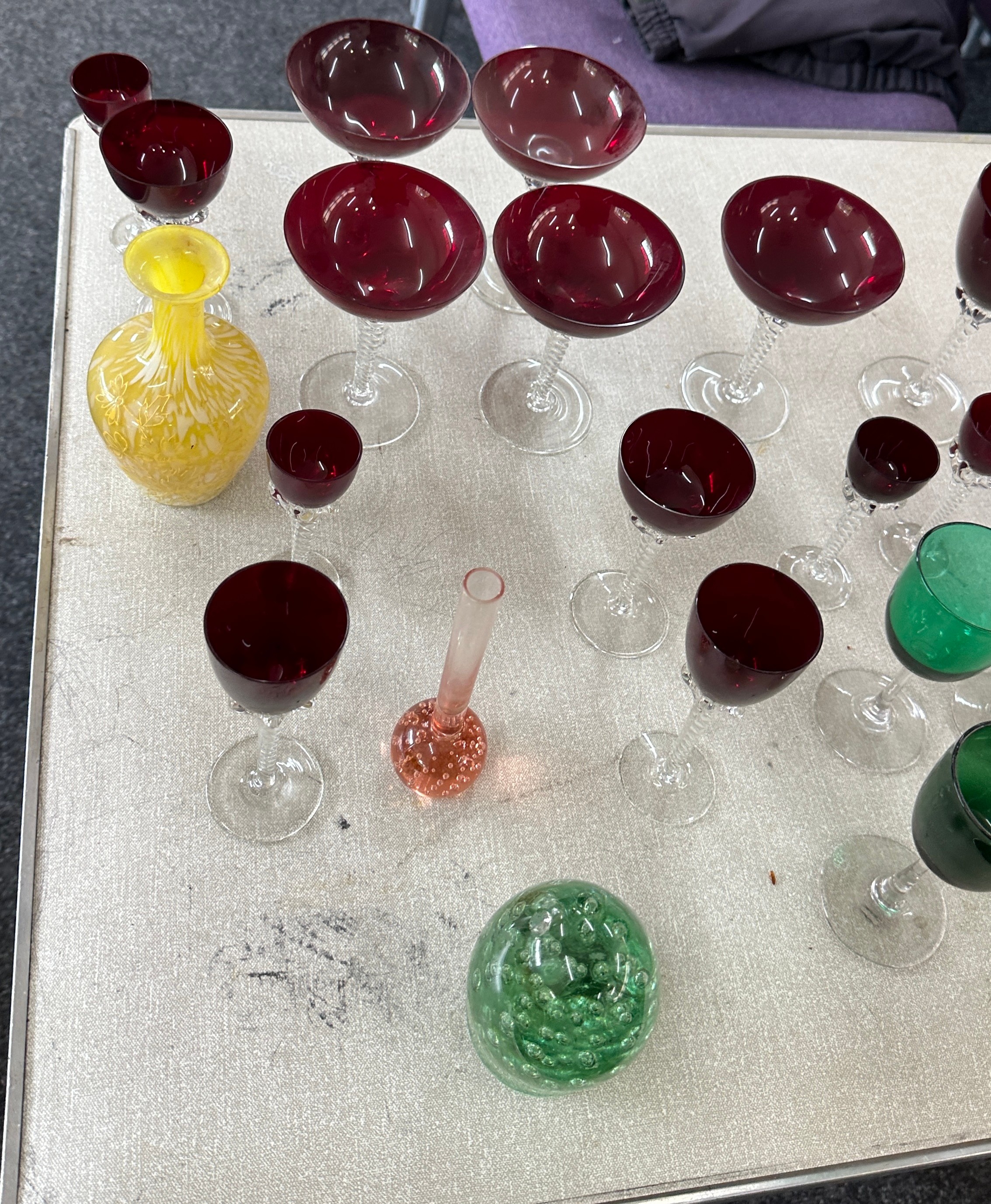 Selection of coloured glassware - Bild 2 aus 3