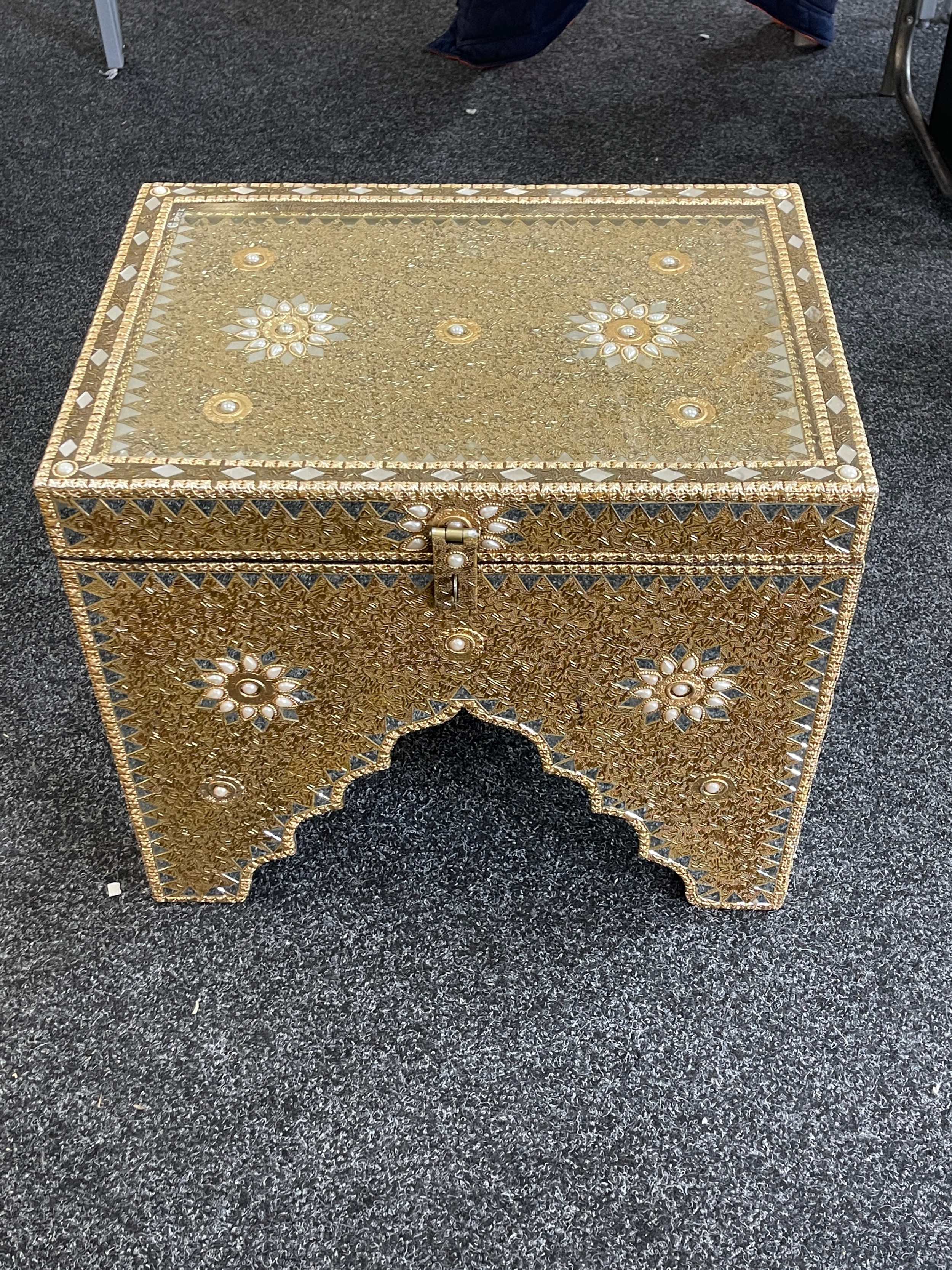 Indian style coffee table with lift up lid, Height 19 inches, Width 22 inches, Depth 16 inches - Image 3 of 6