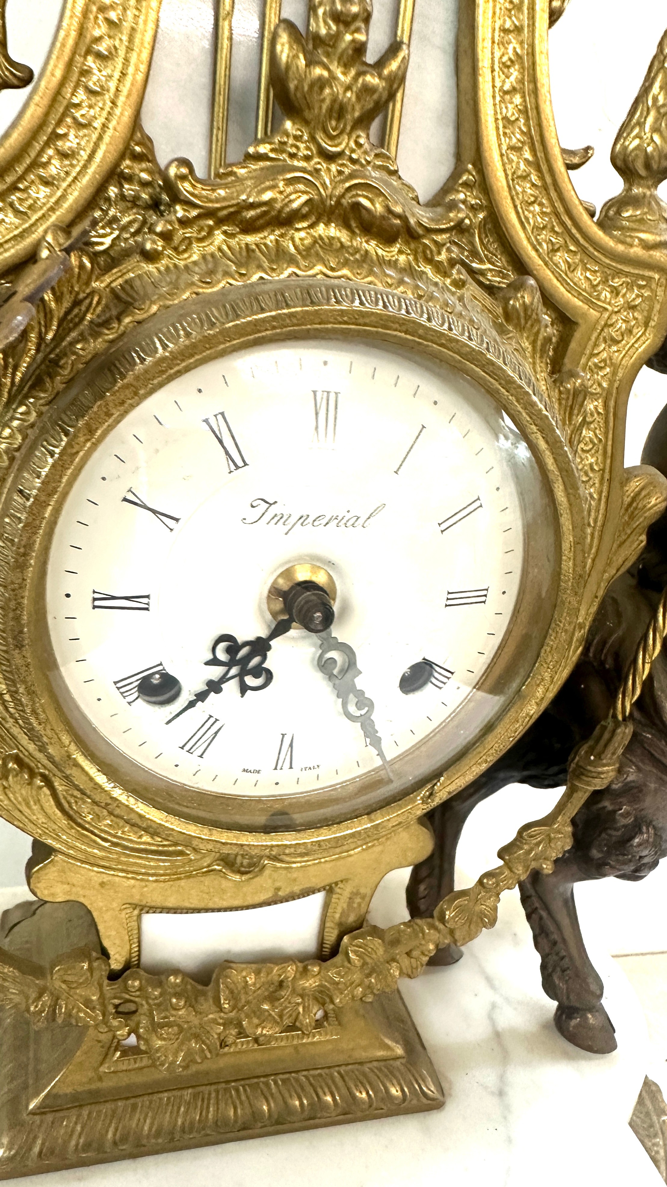 French brass and marble mantel clock with key, depicting cherubs, Height 25 inches, Width 13 inches - Image 3 of 4