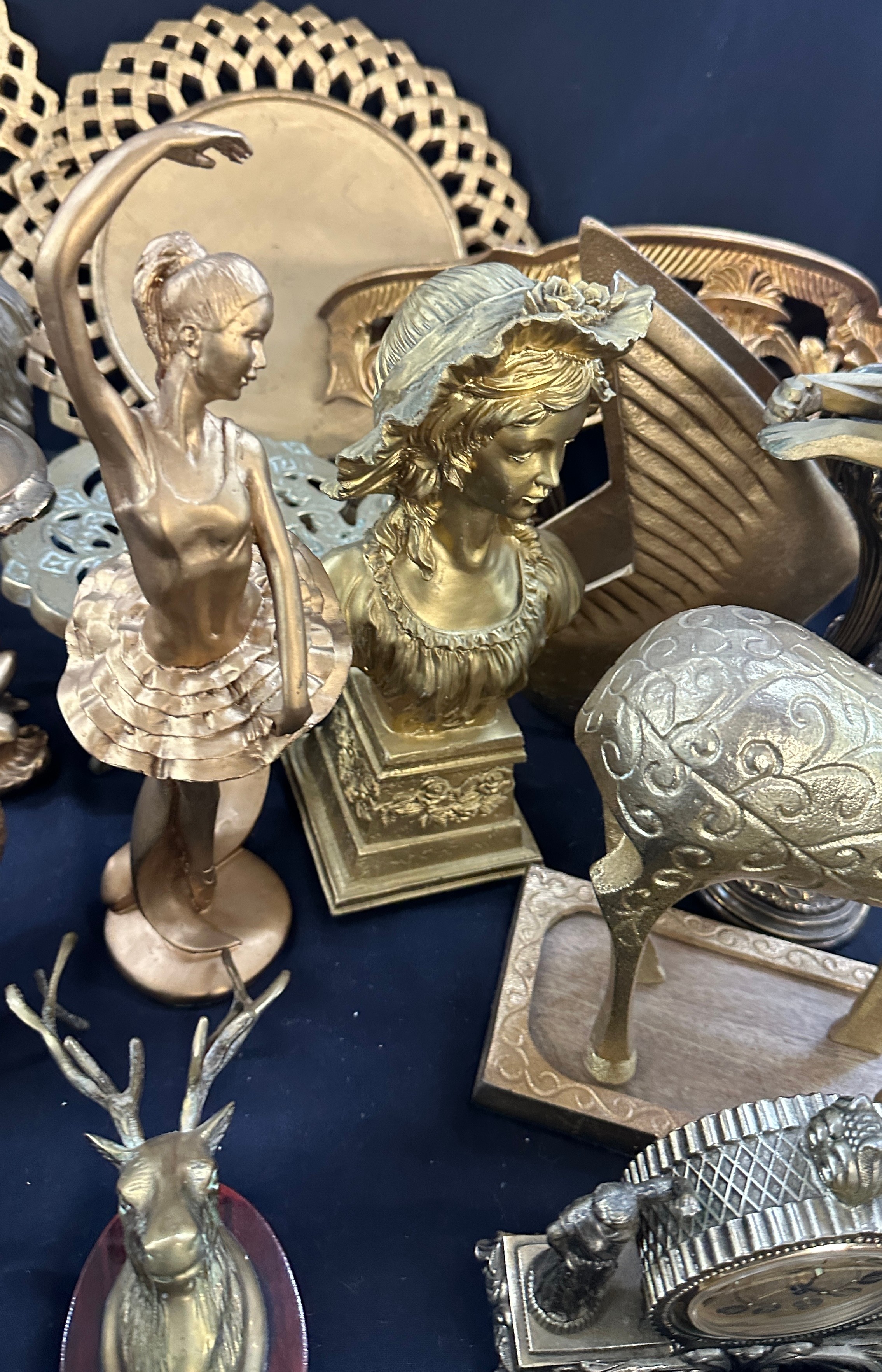 Large selection of gilded items includes cherubs, vases, wall plaques etc - Bild 3 aus 6