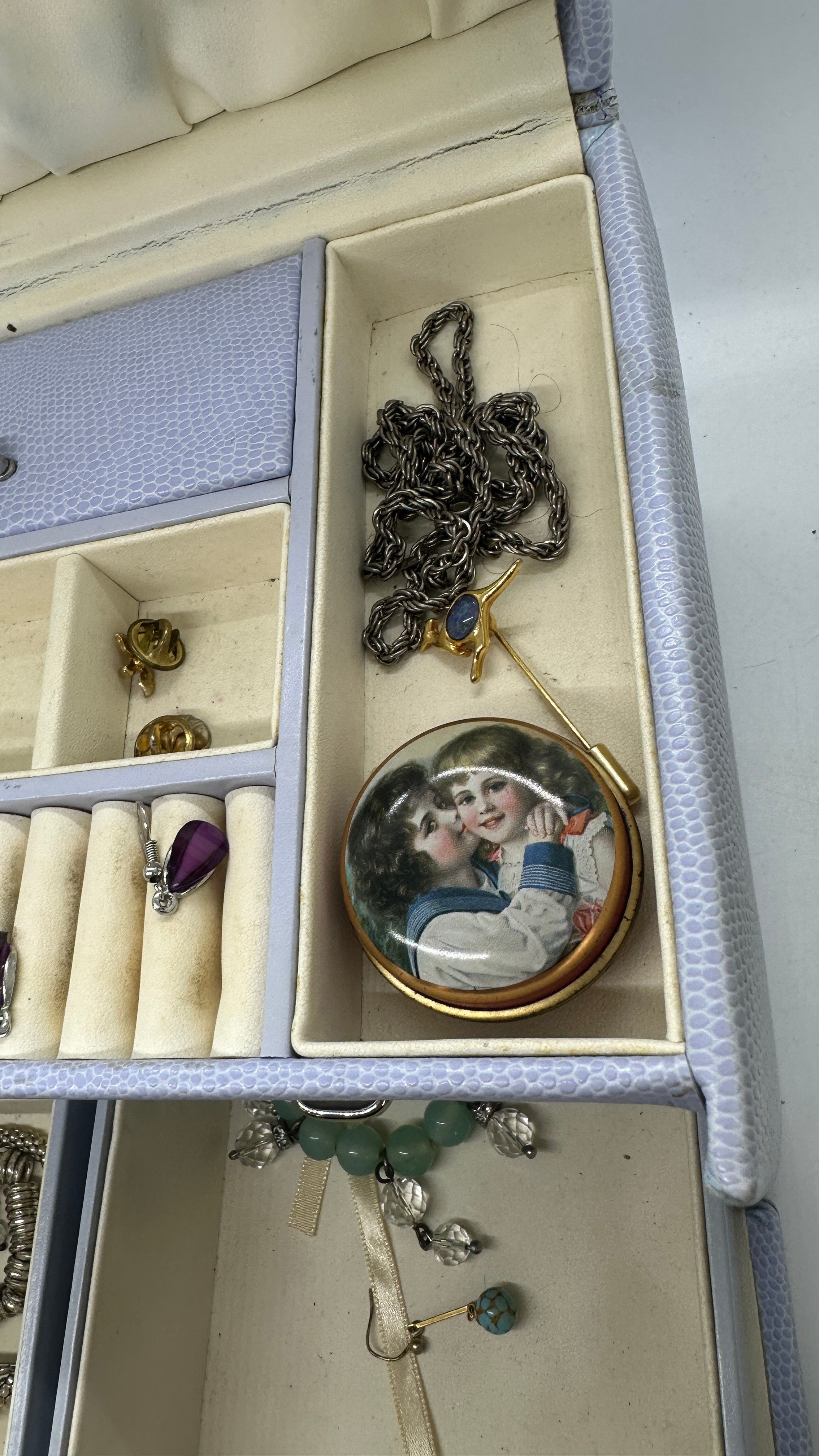 Jewellery box containing a selection of assorted costume jewellery to include watches, earrings etc - Image 4 of 7