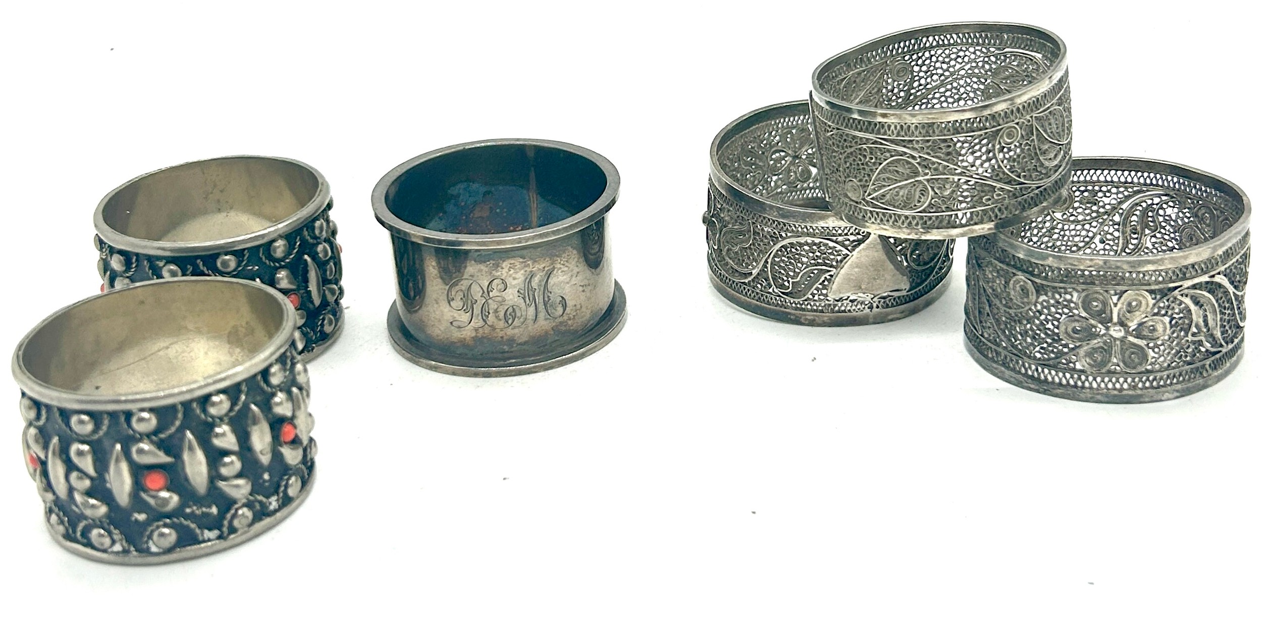 Selection of 6 napkin rings to include 3 silver filigree, 1 silver, 2 silver plated