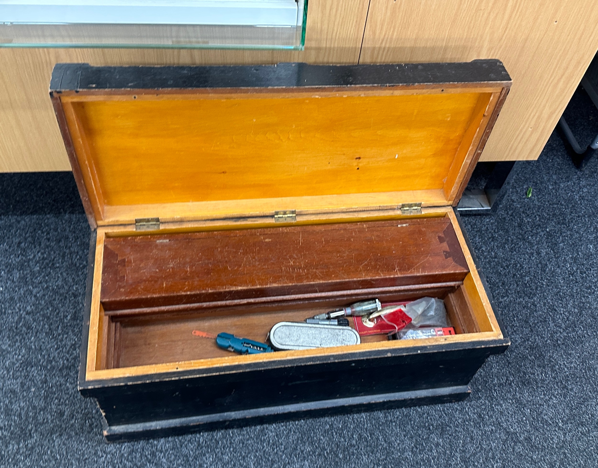 Vintage tool box with contents to include chisels, screw drivers, drill brace etc measures approx 33 - Bild 2 aus 3