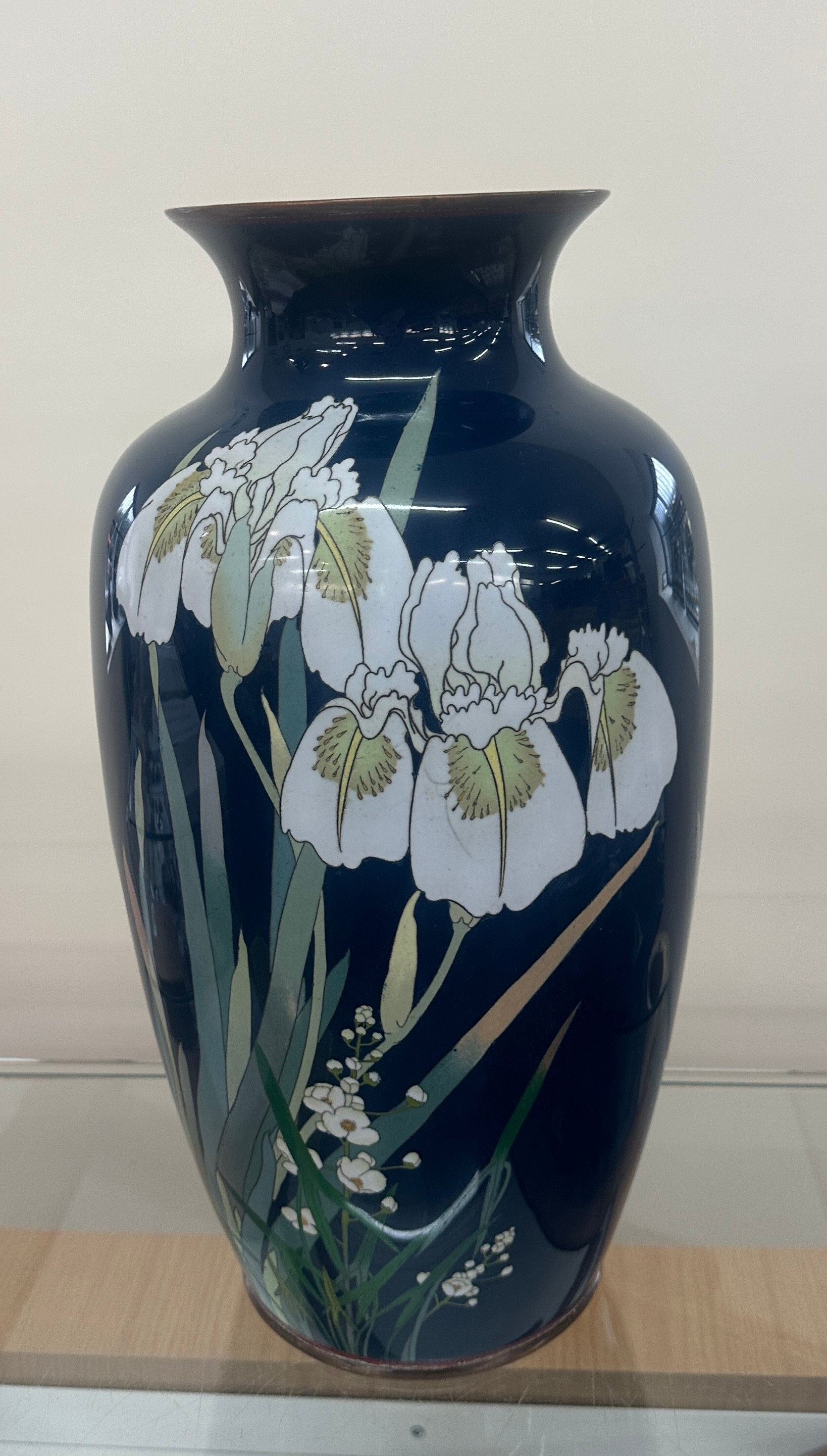 Vintage cloisonné enamel vase depicting irises. 46 cm tall. In good condition. - Image 5 of 6