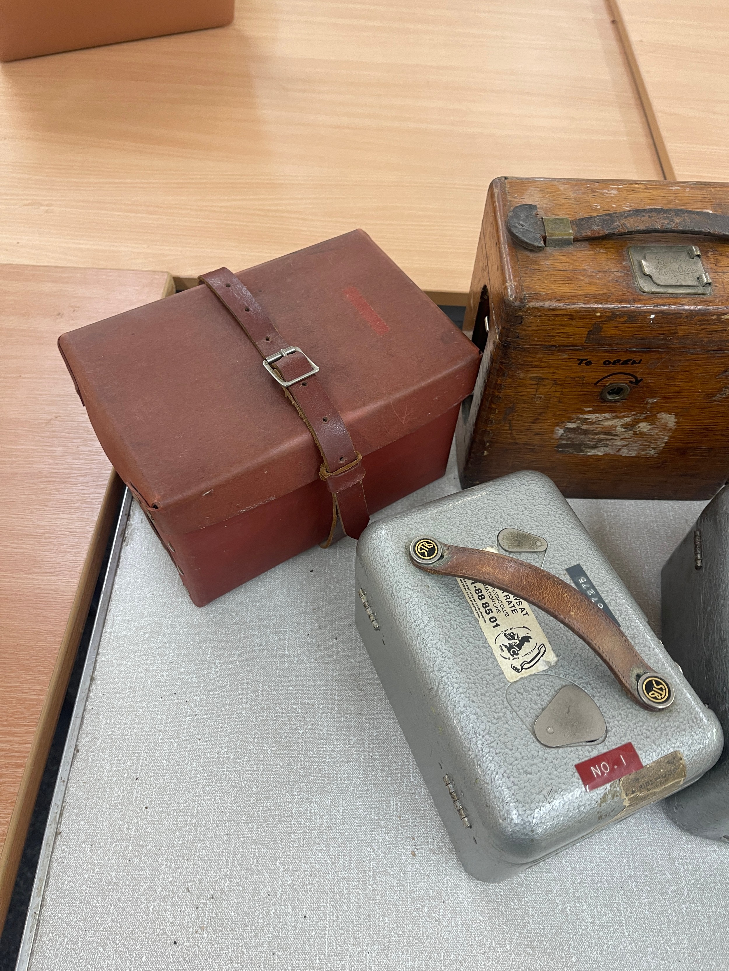 Five vintage pigeon clocks - untested - Image 2 of 4