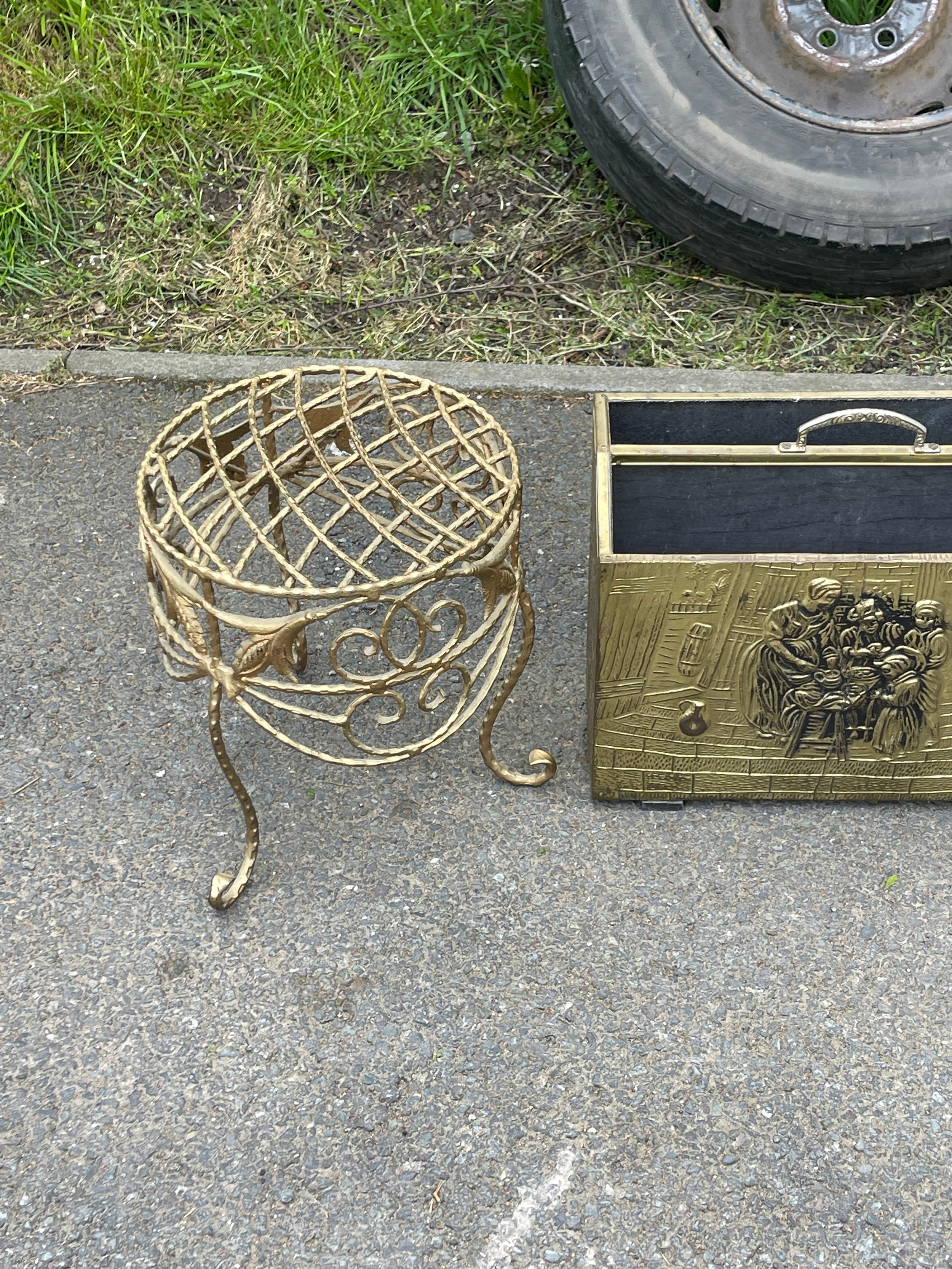 Brass magazine box and a small metal stool - Bild 2 aus 3