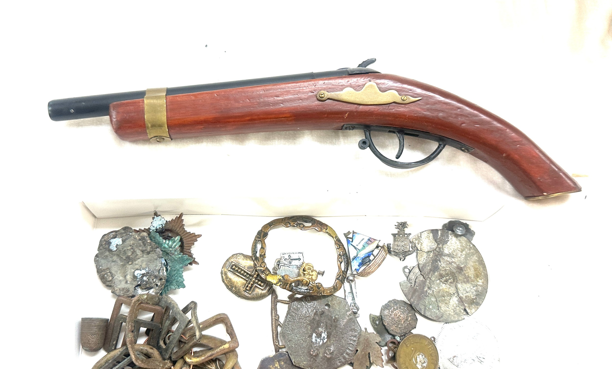 Selection of collectables includes pocket knives, medals, plastic gun etc - Image 3 of 3